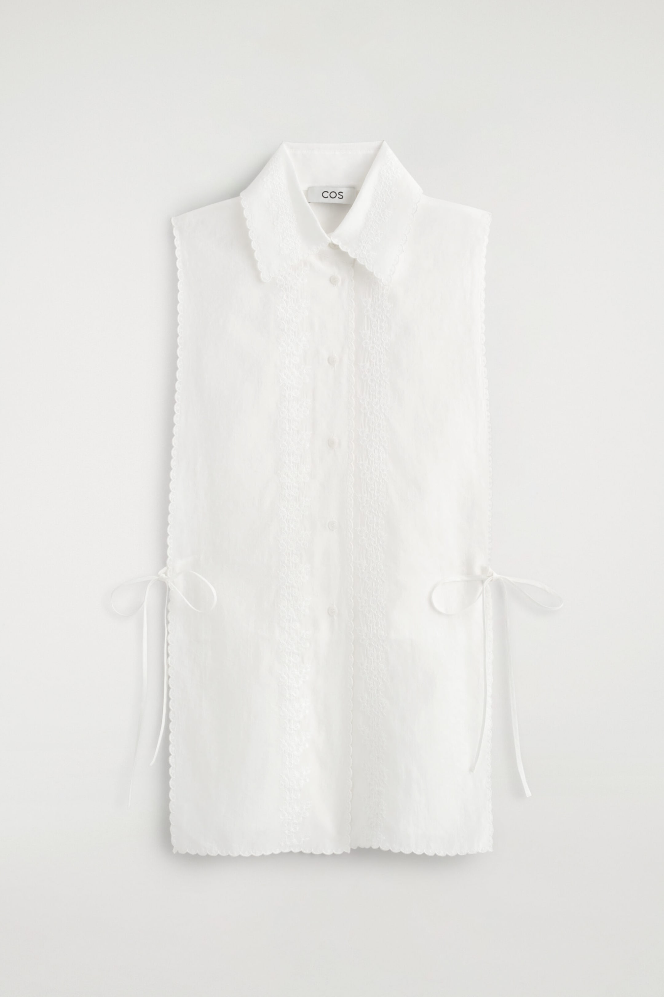 EMBROIDERED SCALLOPED BIB