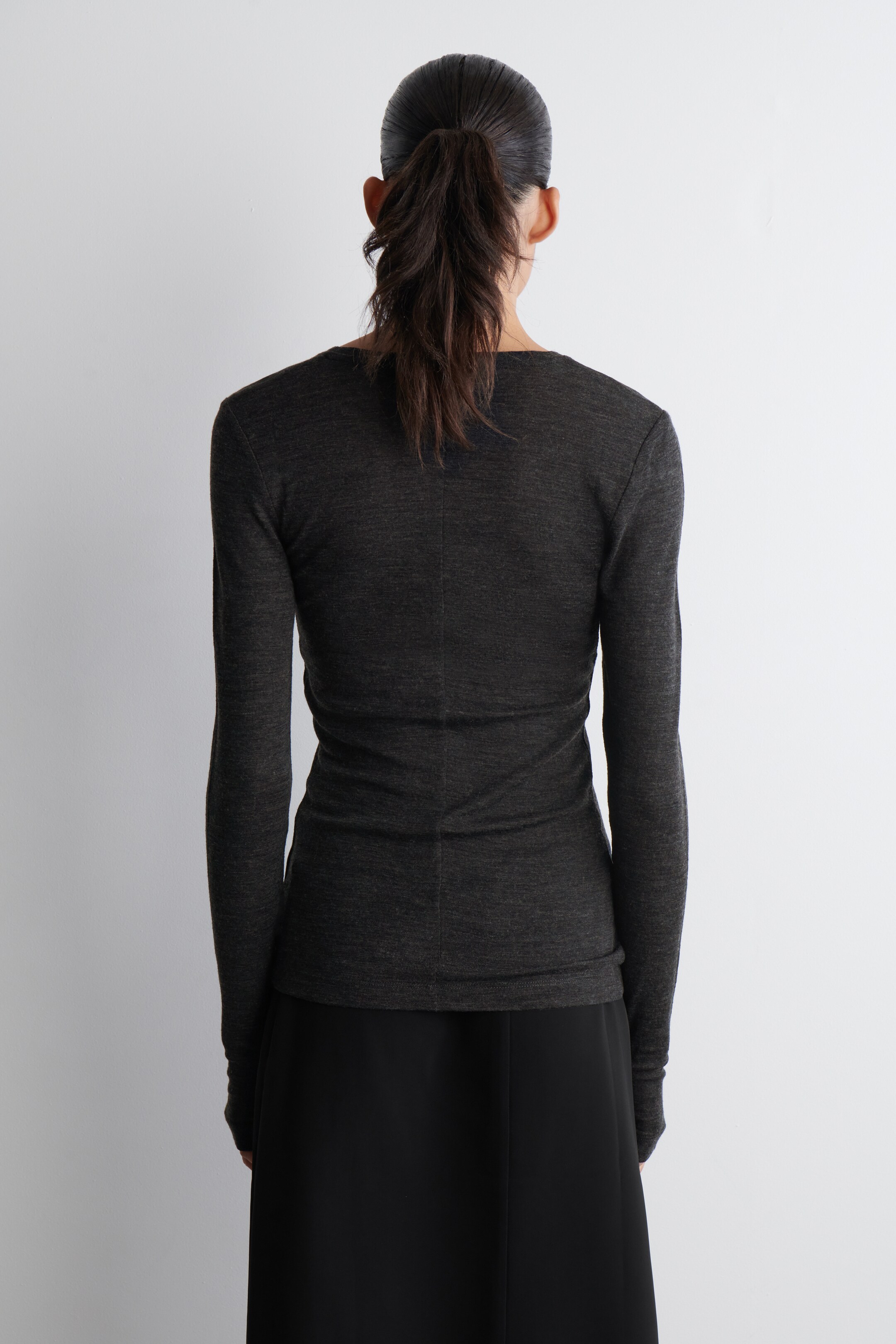 Grösseres Bild ansehen: SCHMAL GESCHNITTENES OBERTEIL AUS MERINOWOLLE - ANTHRAZITGRAU MELIERT - DAMEN | H&M CH 4