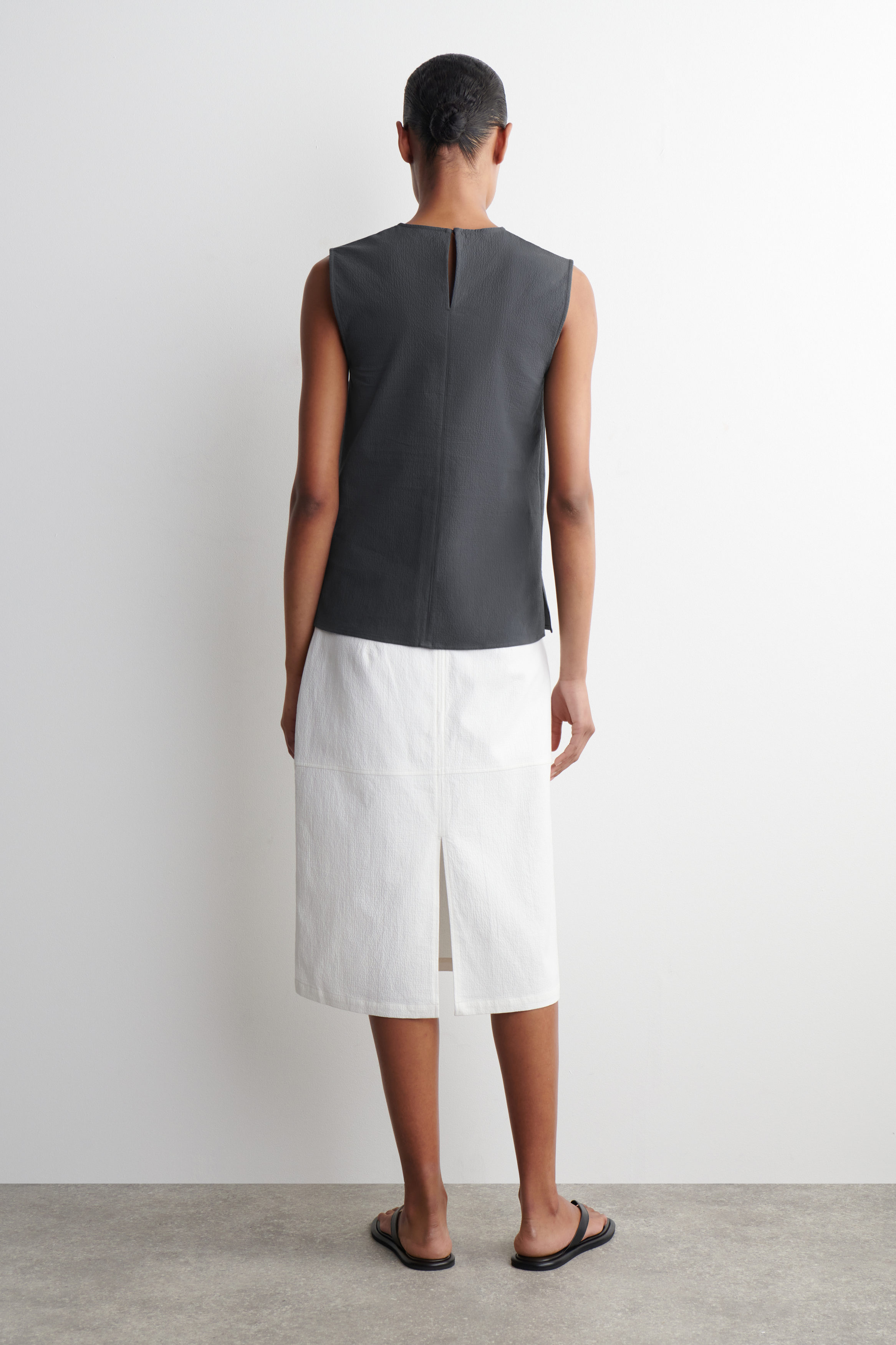 トップス Skoot sleeveless SLEEVELESS COTTON SEERSUCKER TOP - GRAY | COS