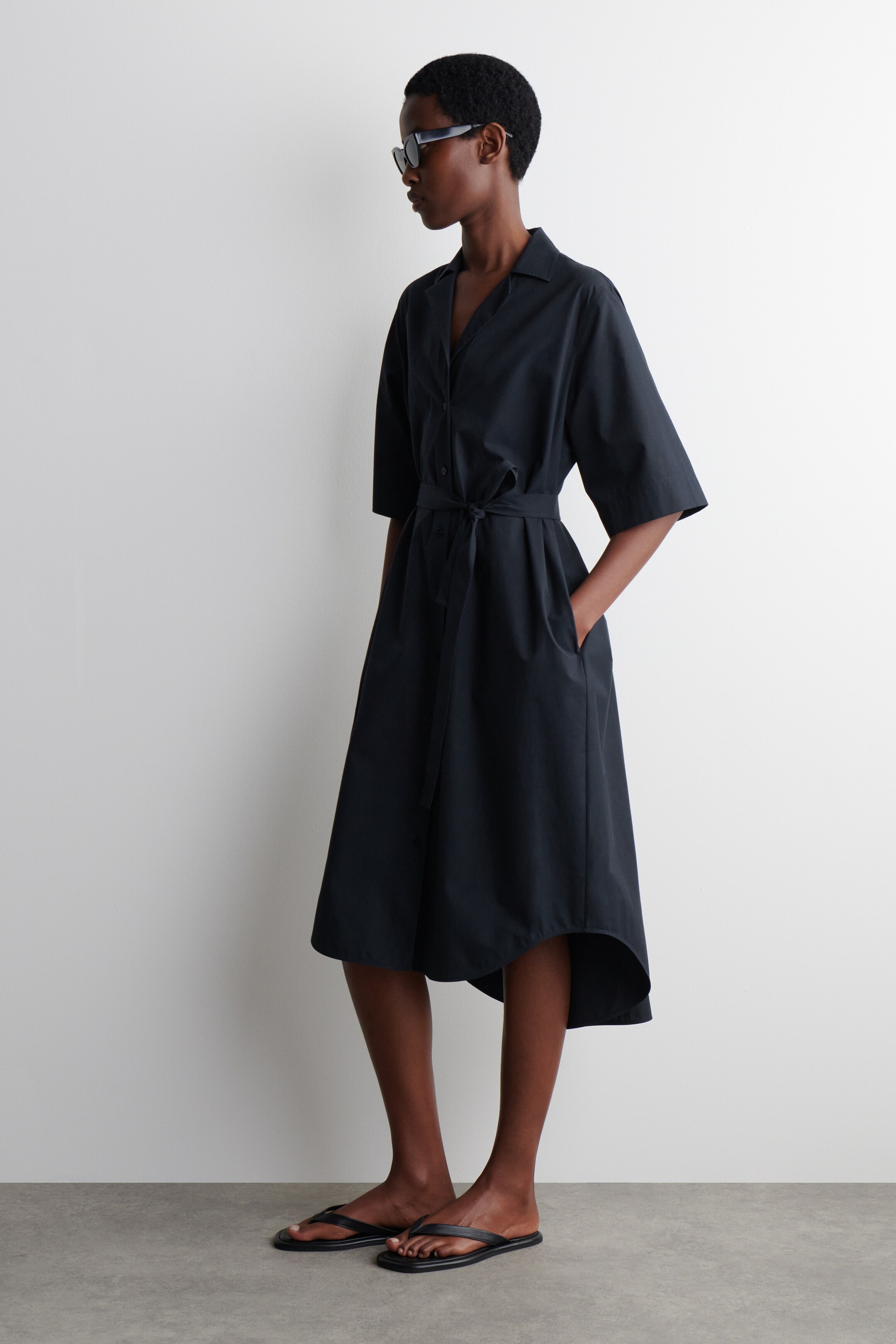 Grotere afbeelding bekijken: Jurk met ceintuur en korte mouwen tot op de kuit - MARINEBLAUW - DAMES | H&M BE 3