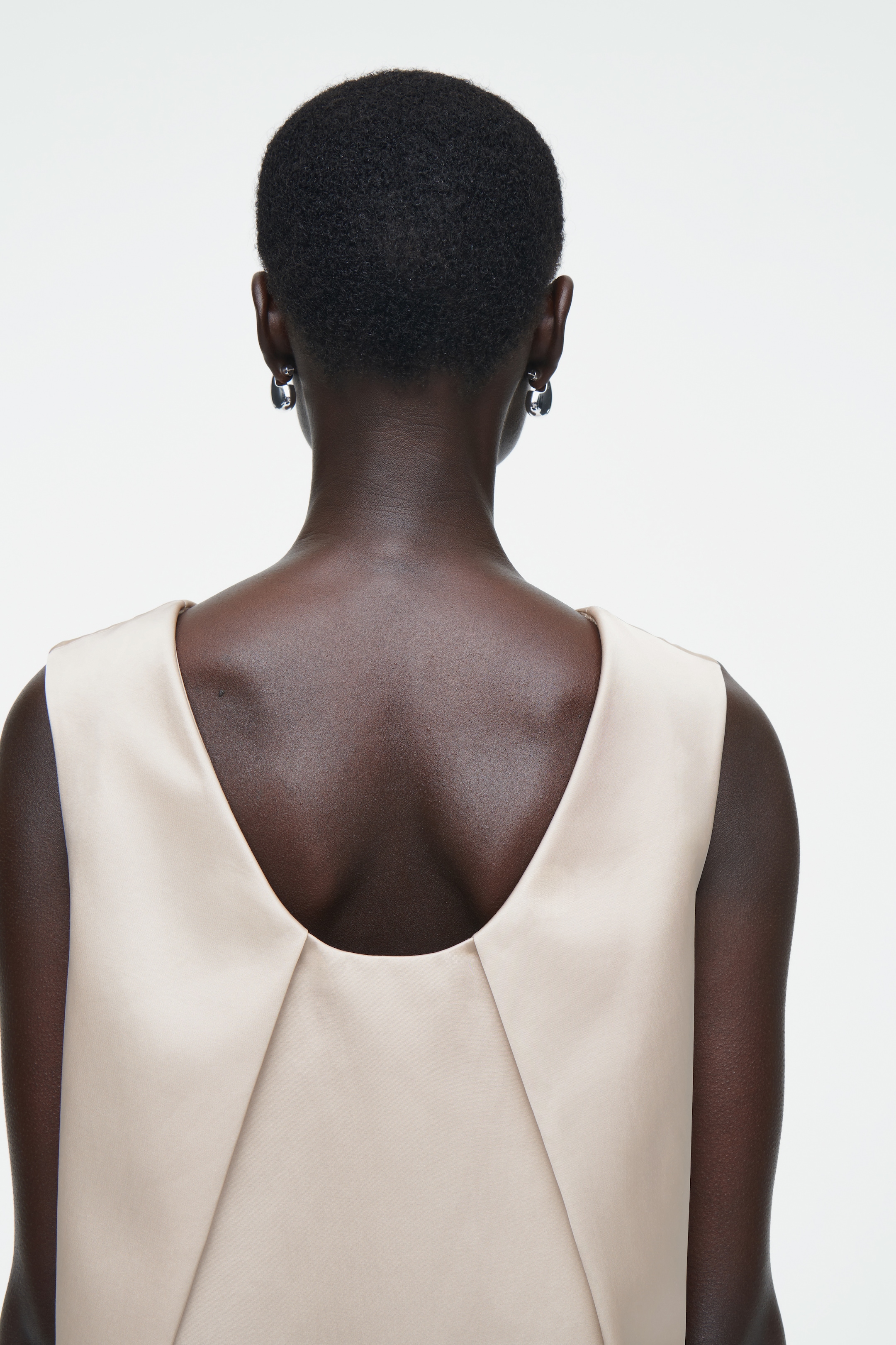Grösseres Bild ansehen: MINIKLEID AUS SATIN MIT RACER-AUSSCHNITT - BEIGE - DAMEN | H&M CH 3