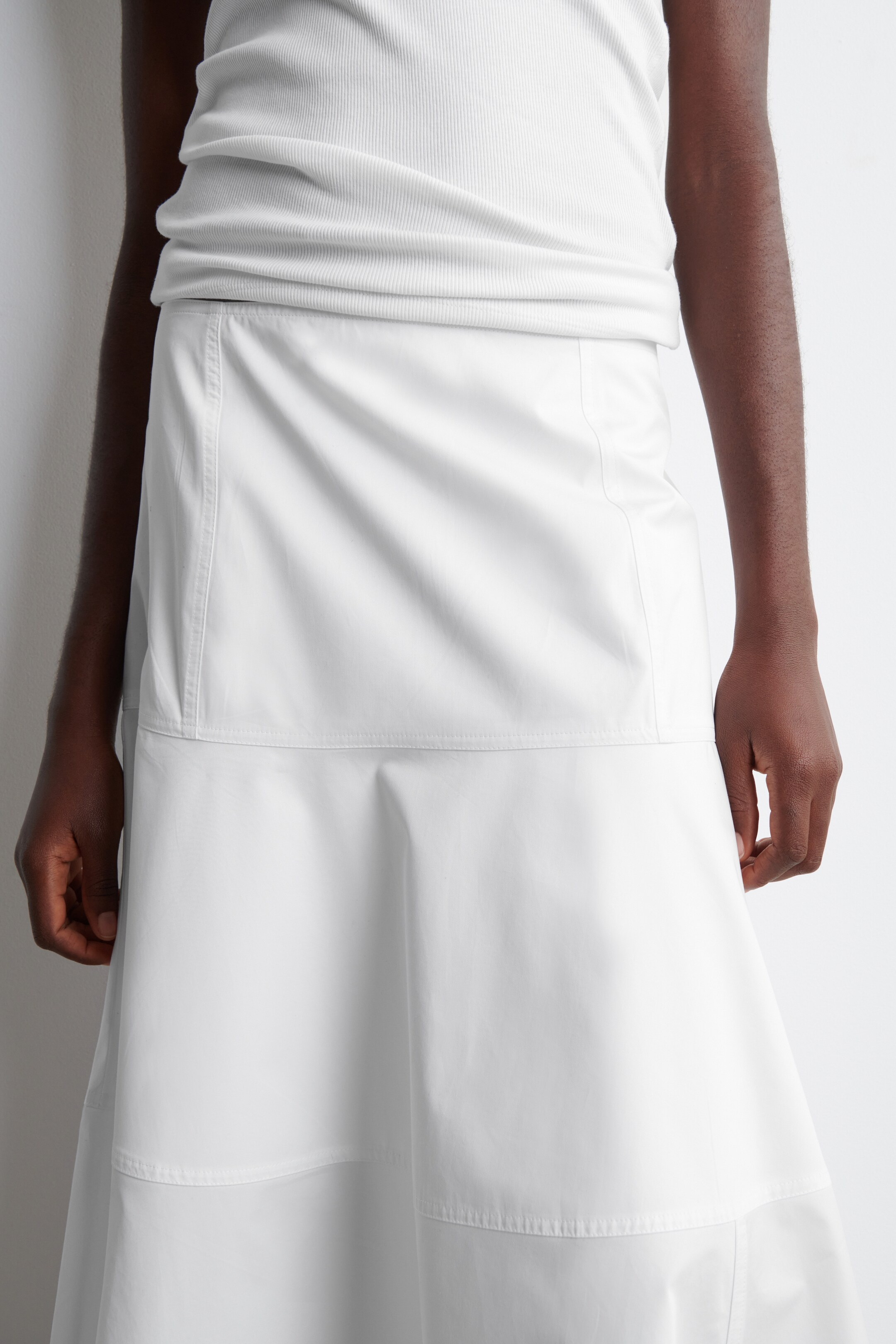 Zobraziť väčší obrázok: MIDI SUKŇA Z BAVLNY S PANELOVÝM STRIHOM - BIELA - ŽENY | H&M SK 2