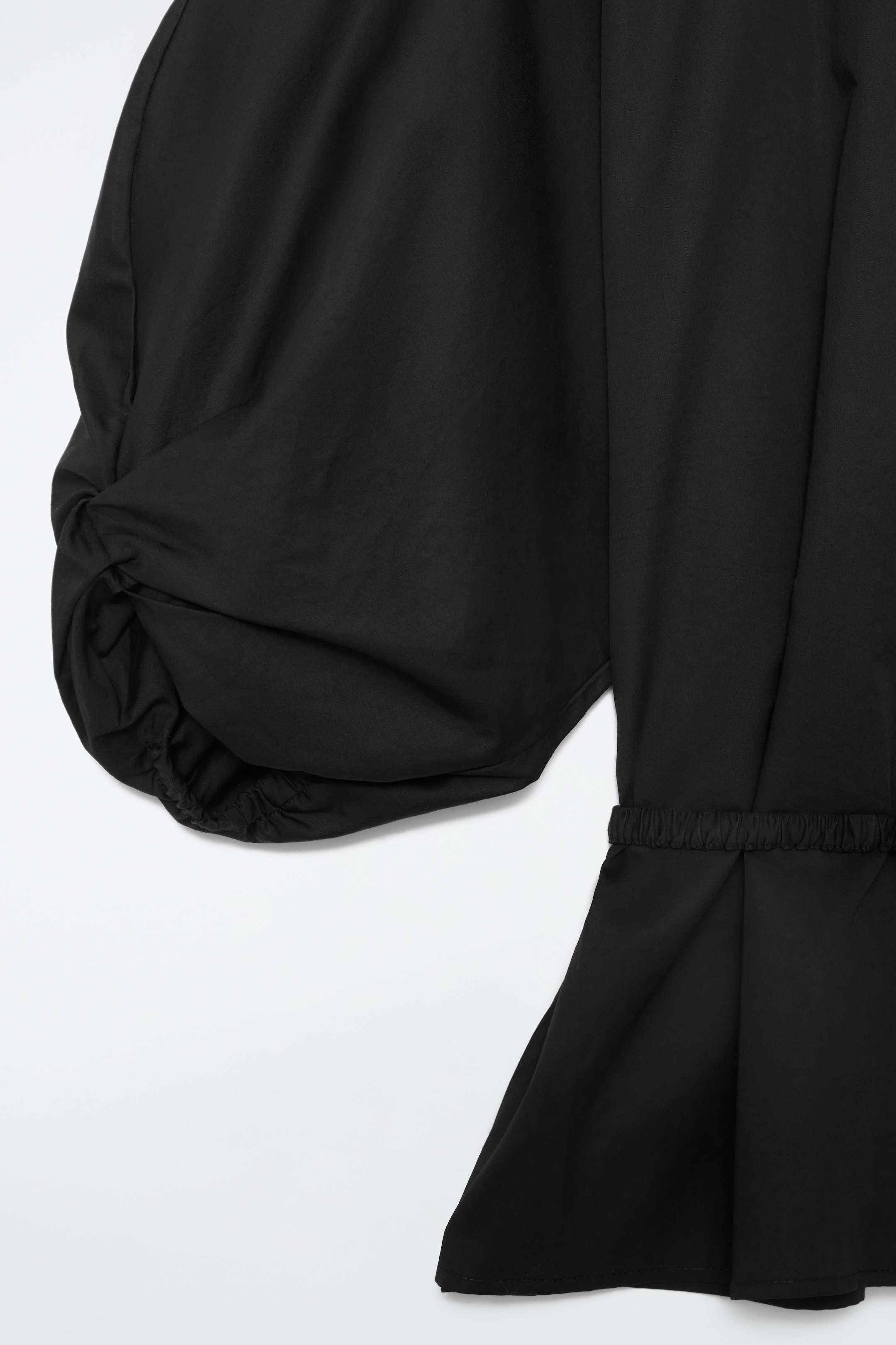 הצגת תמונה גדולה יותר: חולצת בלוז עם שרוולי נפח ומסגרת - שחור - Ladies | H&M IL 2