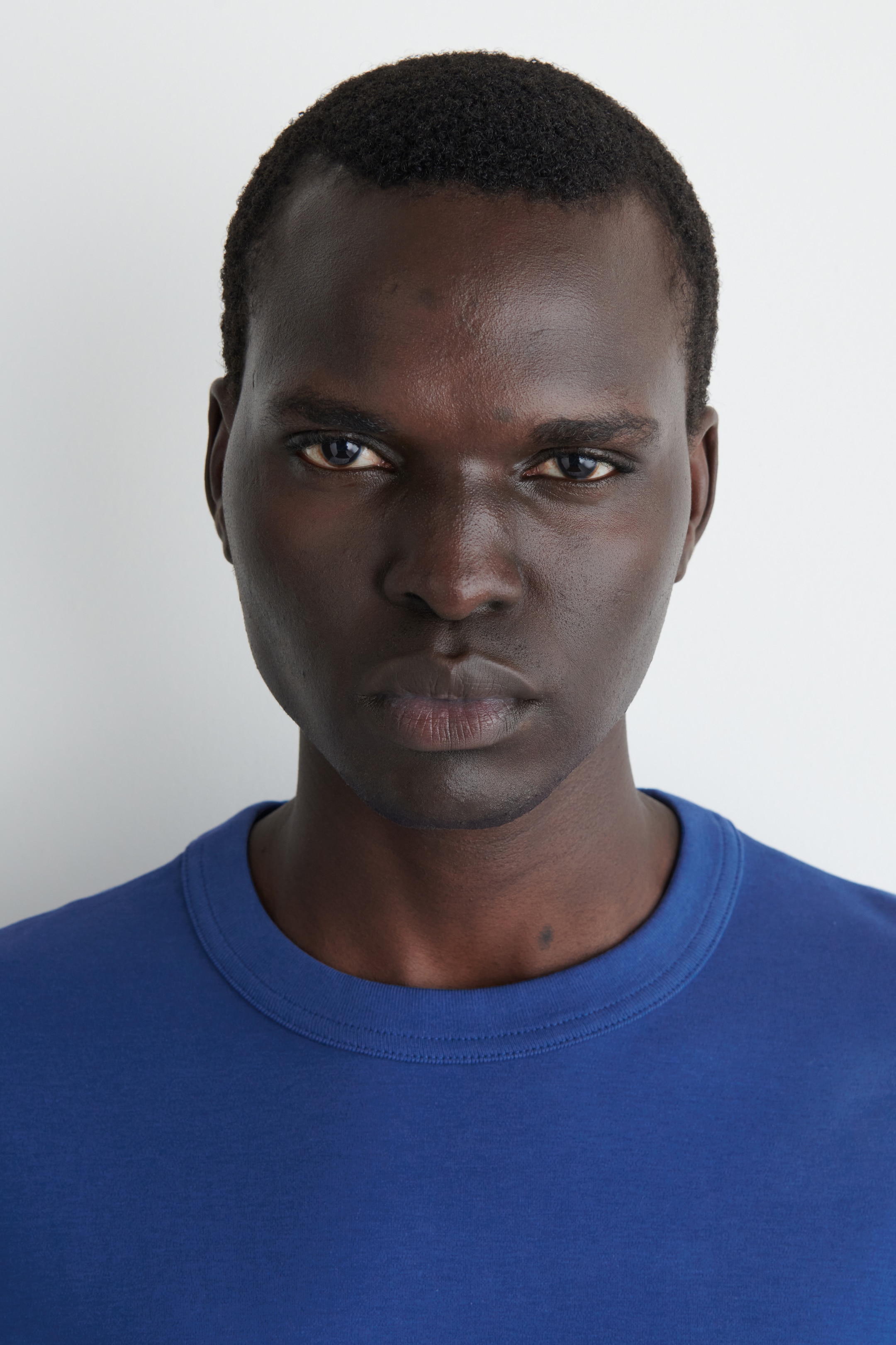Visa större bild: En kungligt blå t-shirt med rund hals visas från en framåtvänd vinkel. Den har en slät tygstruktur och en tydligt synlig sydd halsringning.