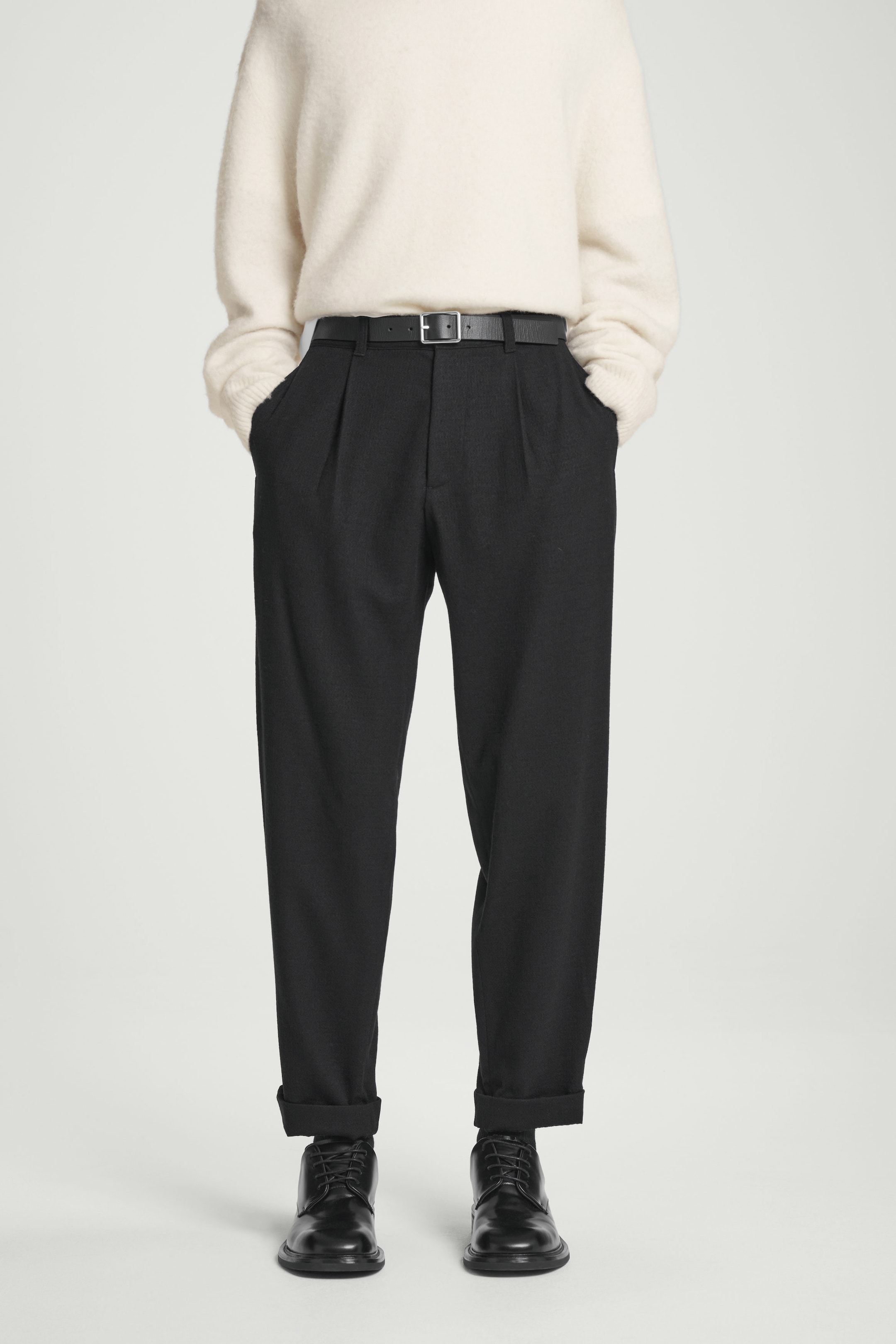 PANTALÓN DE LANA CON PLIEGUES