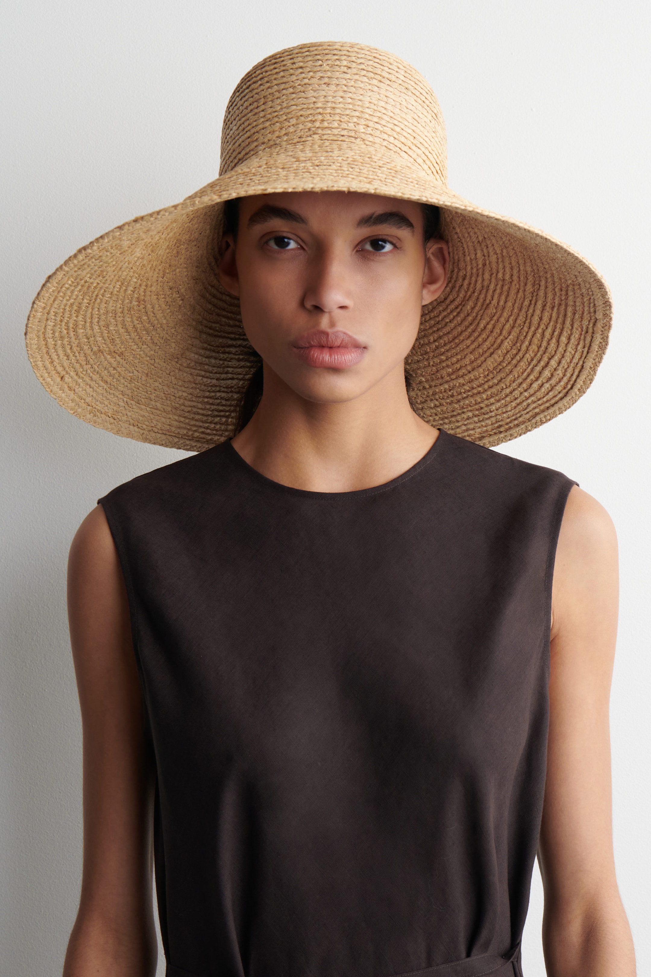 WIDE-BRIM STRAW HAT