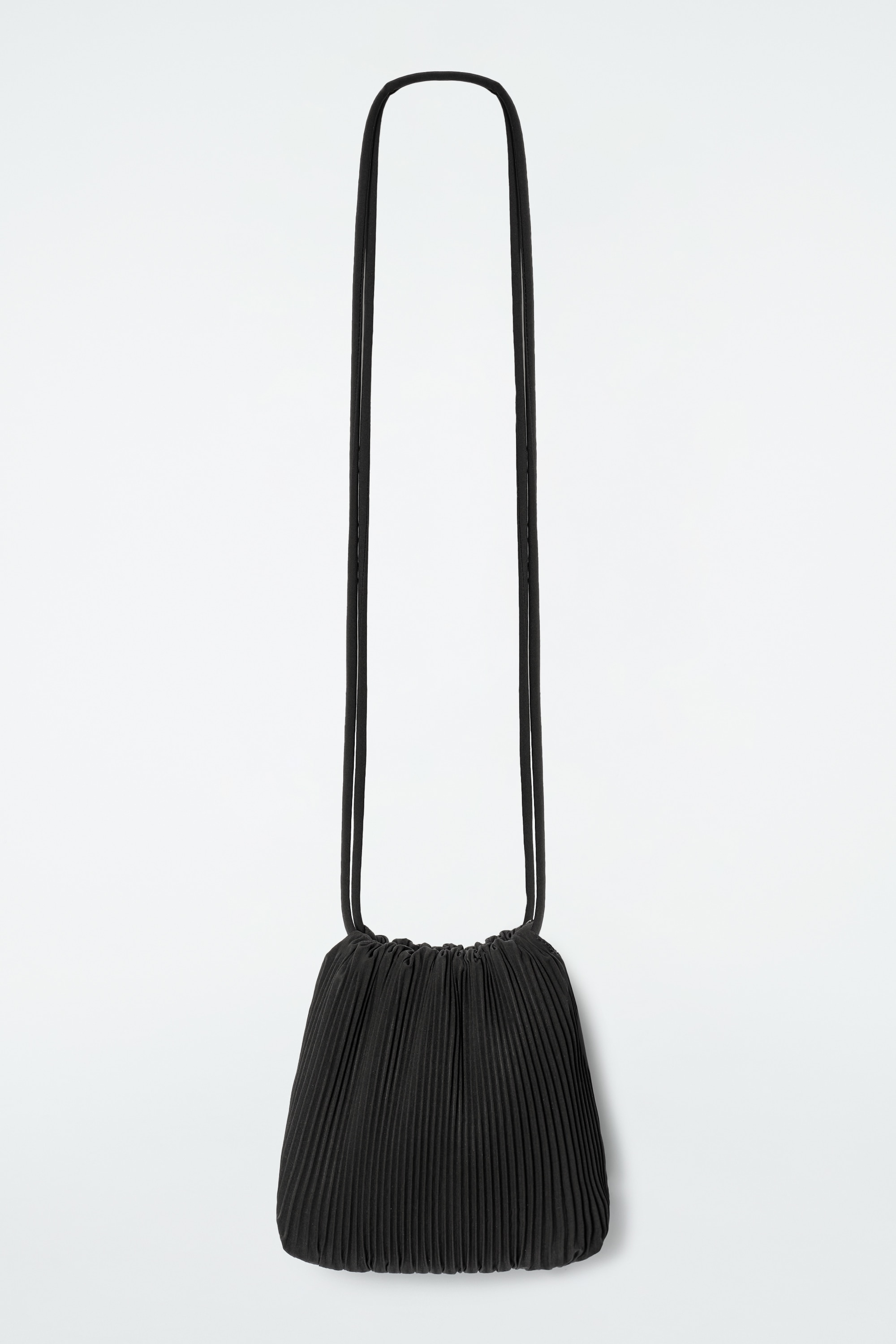 SCALLOP CROSSBODY-VÄSKA - SVART