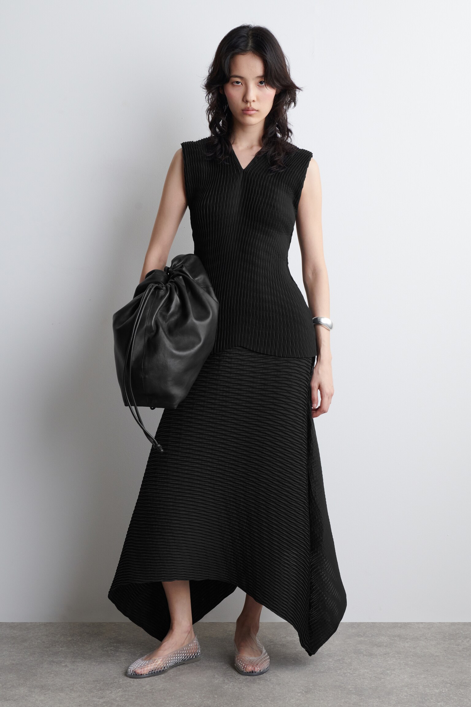 TOP PLISADO CON CUELLO DE PICO - NEGRO - 5