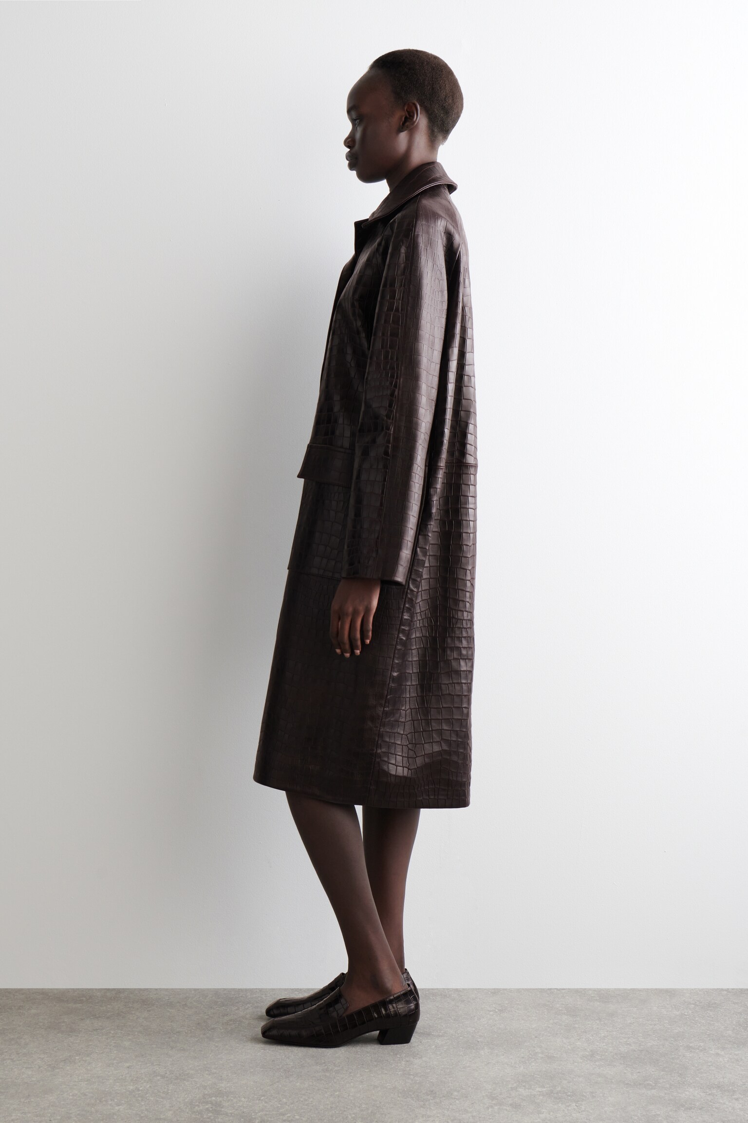 MANTEAU EN CUIR EMBOSSÉ CROCO - BRUN FONCÉ - 5