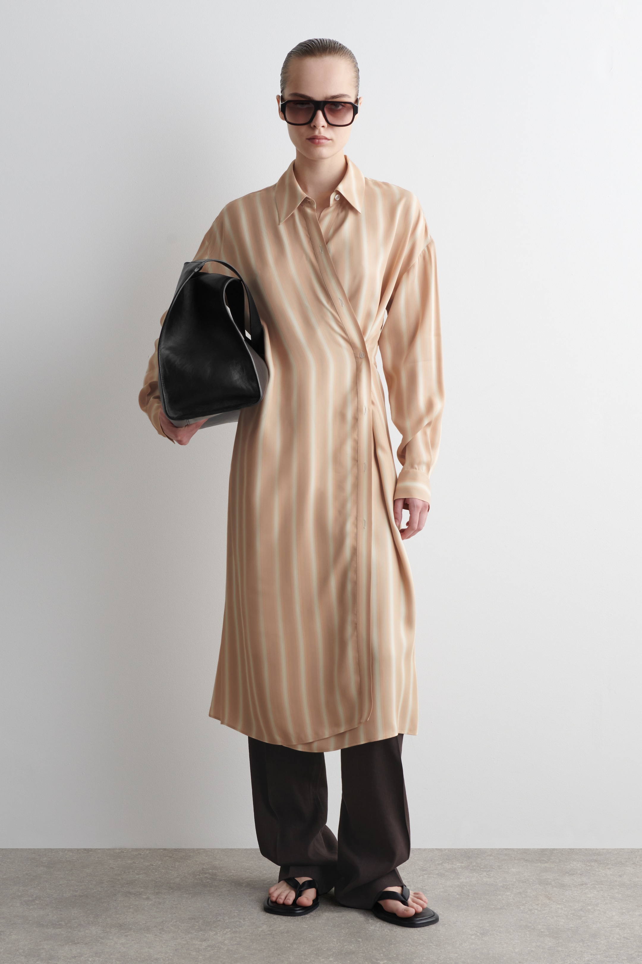 Grösseres Bild ansehen: HEMDKLEID IN MIDILÄNGE UND WICKELOPTIK - ROSA/GESTREIFT - DAMEN | H&M CH 4