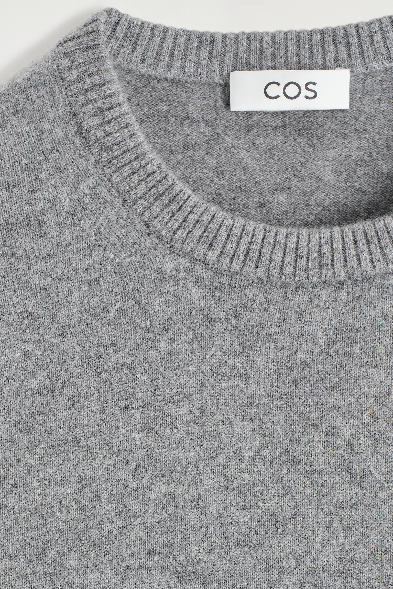 JERSEY DE CASHMERE CON CUELLO REDONDO - GRIS - 6