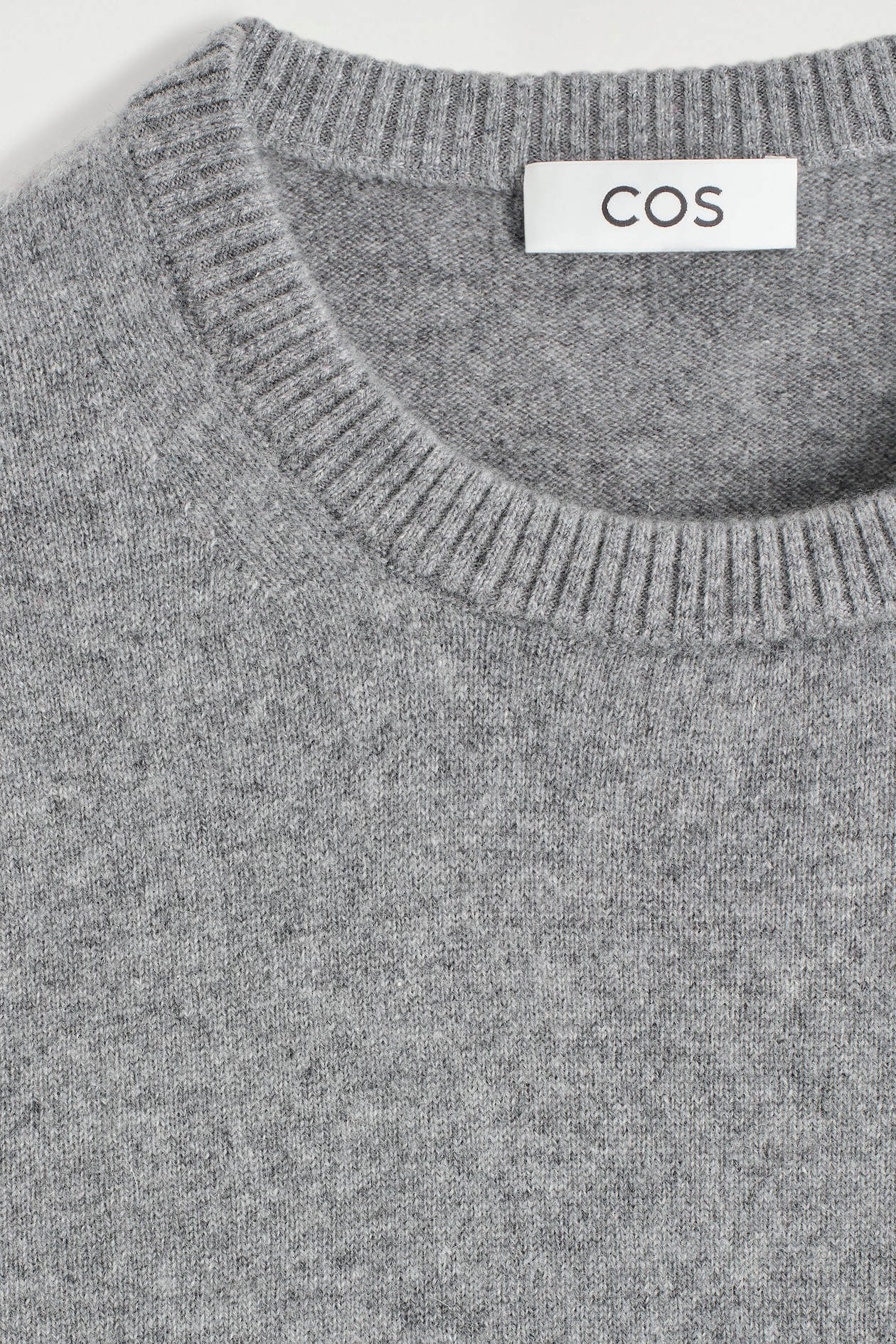 SEAMLESS PURE CASHMERE CREW-NECK SWEATER — GRAY