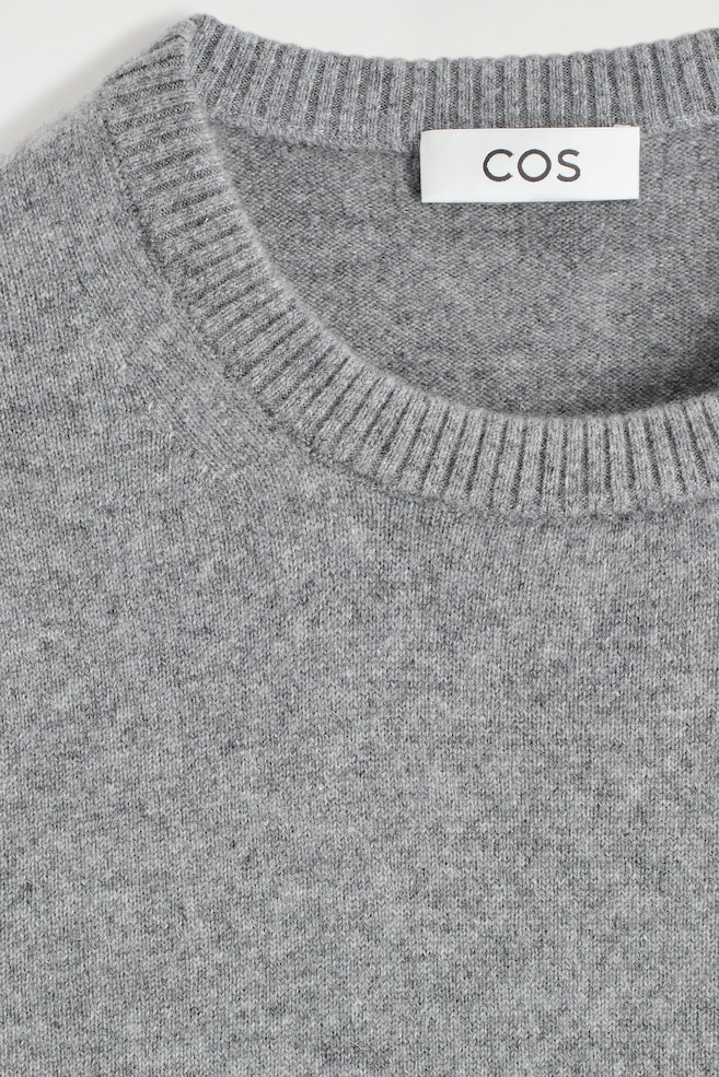 SEAMLESS PURE CASHMERE CREW-NECK SWEATER — GRAY