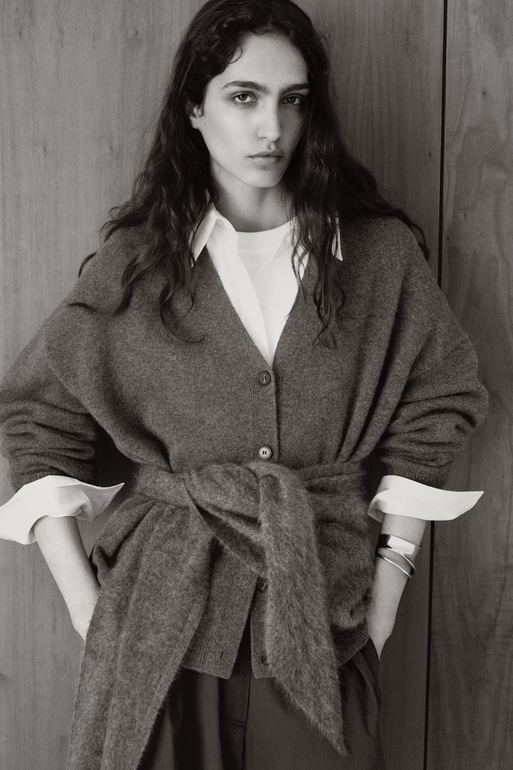 View larger image: BRUSHED-CASHMERE TRIANGLE SCARF - DARK GREY - Ladies | H&M GB 6