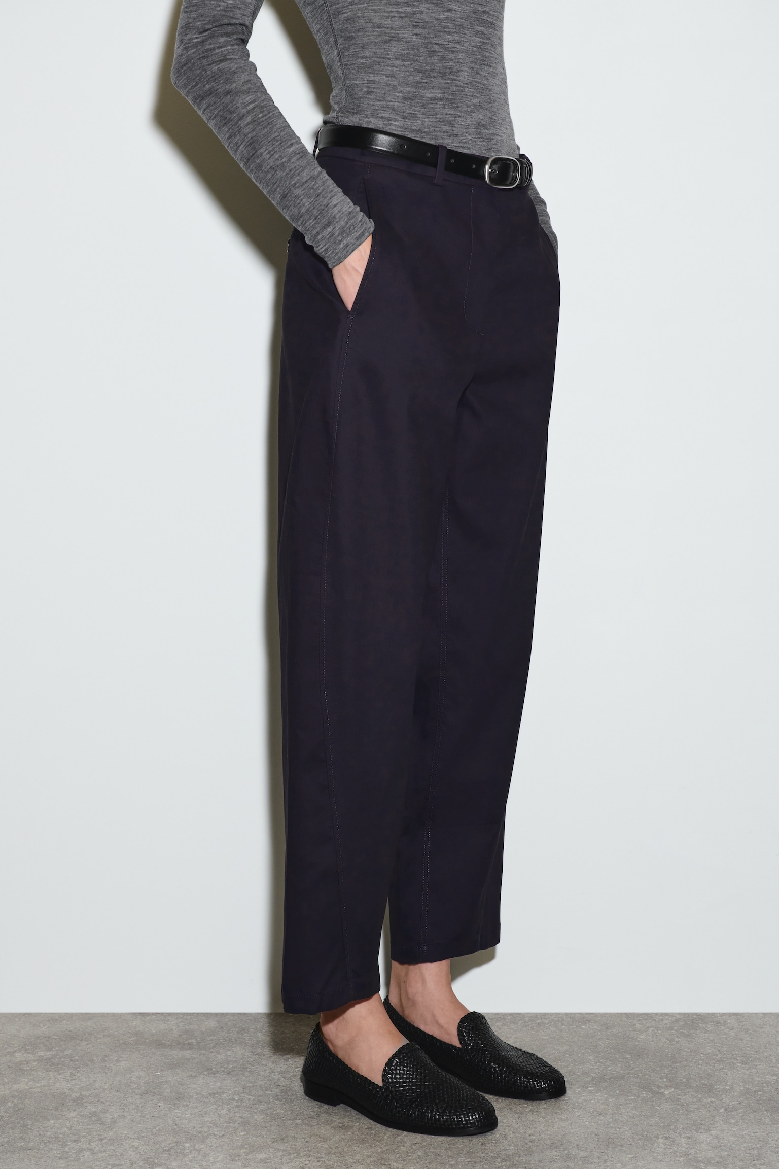 CHINO DAL TAGLIO BARREL IN COTONE - BLU NAVY/BEIGE - 6
