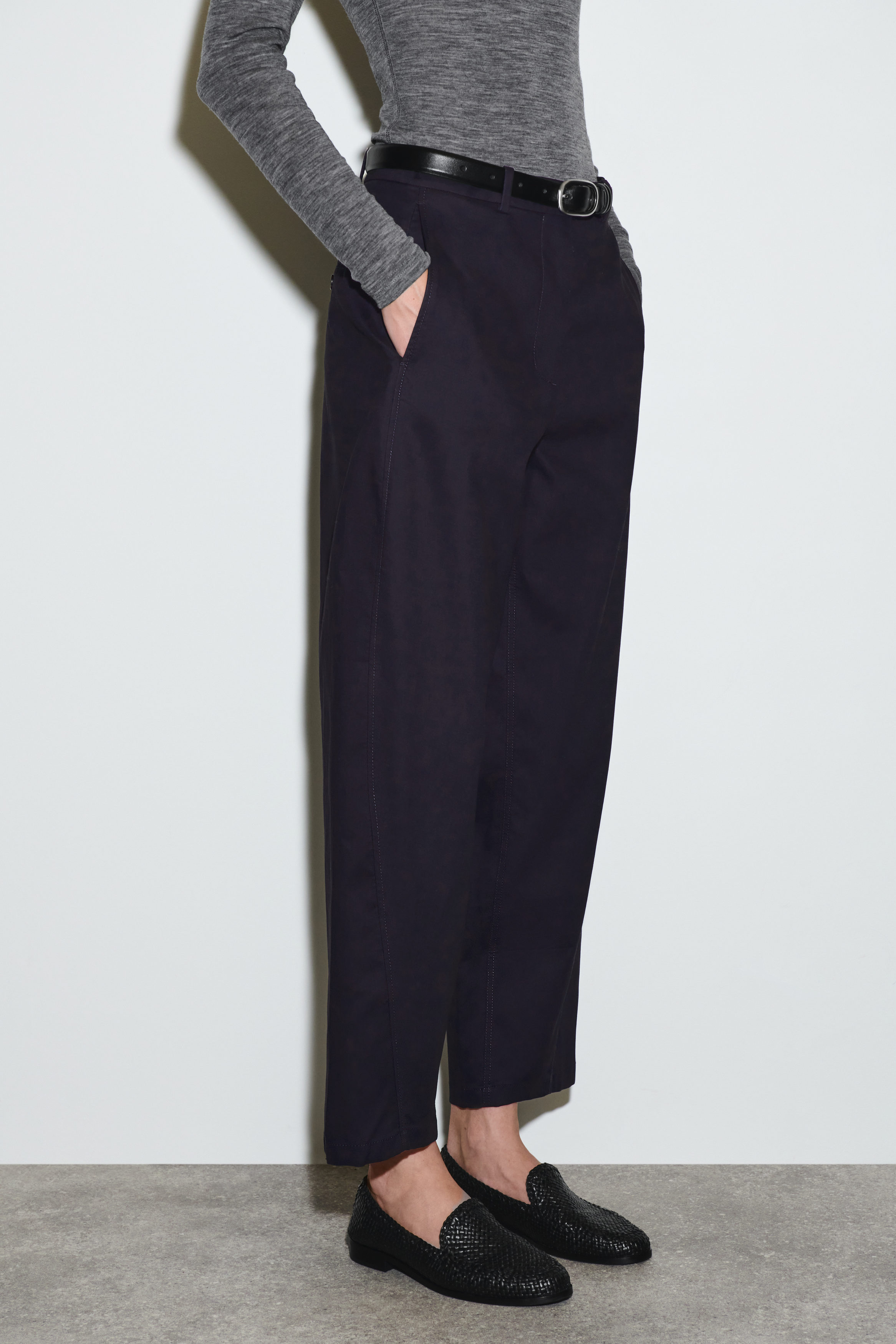 新品未使用完売品【COS】BARREL-LEG COTTON TROUSERS COTTON BARREL-LEG TROUSERS - WHITE | COS
