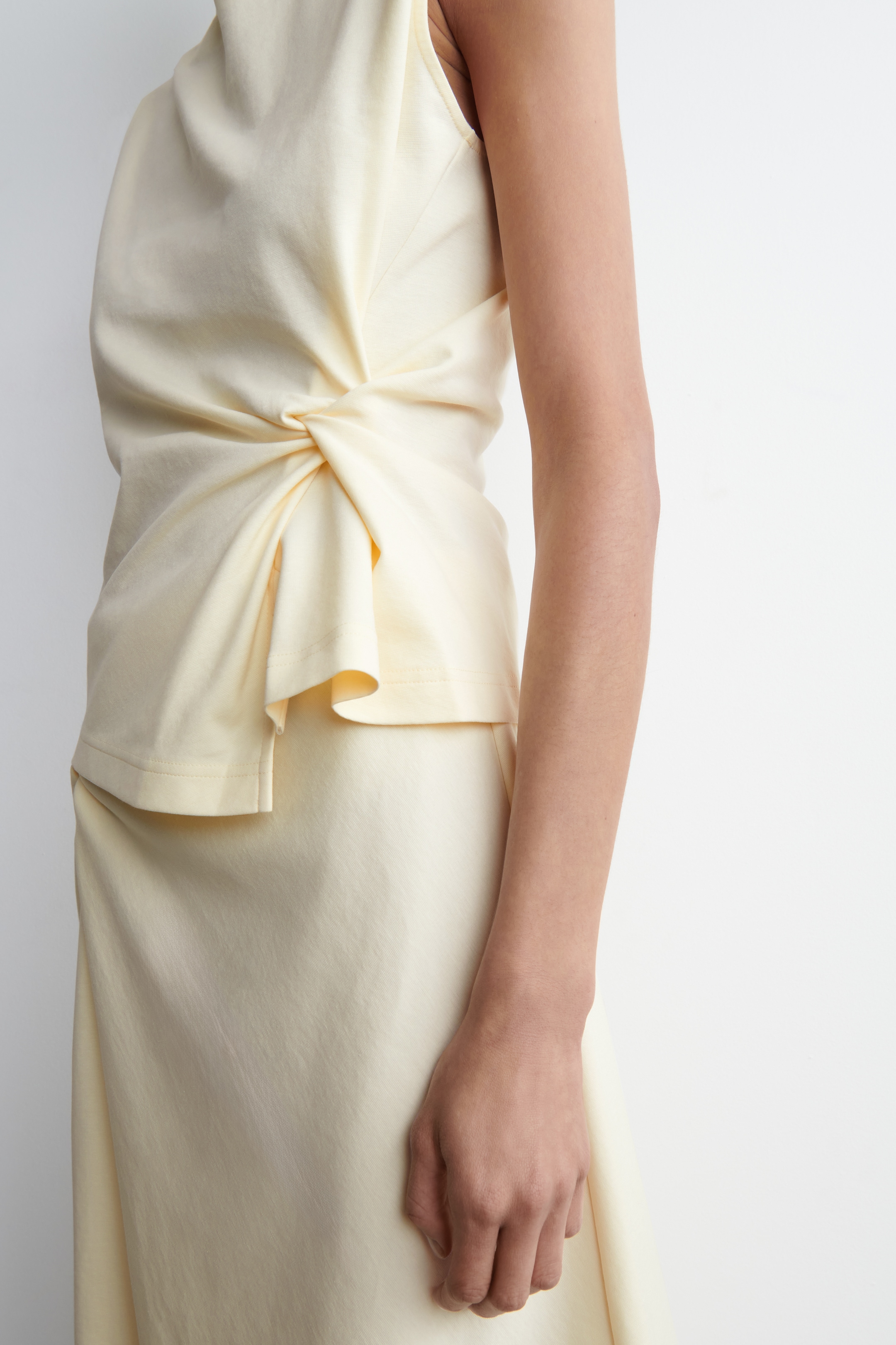 Visualizza immagine più grande: TOP CON DETTAGLIO RITORTO - GIALLO BURRO - DONNA | H&M IT 4