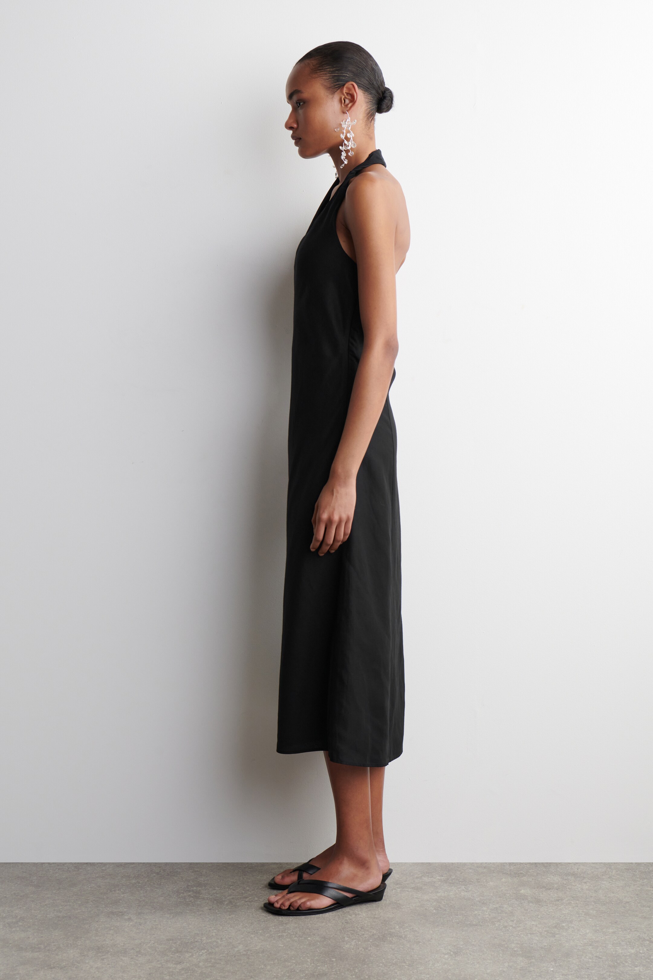 Grotere afbeelding bekijken: gedraaide linnenmix halterjurk - ZWART - DAMES | H&M BE 2