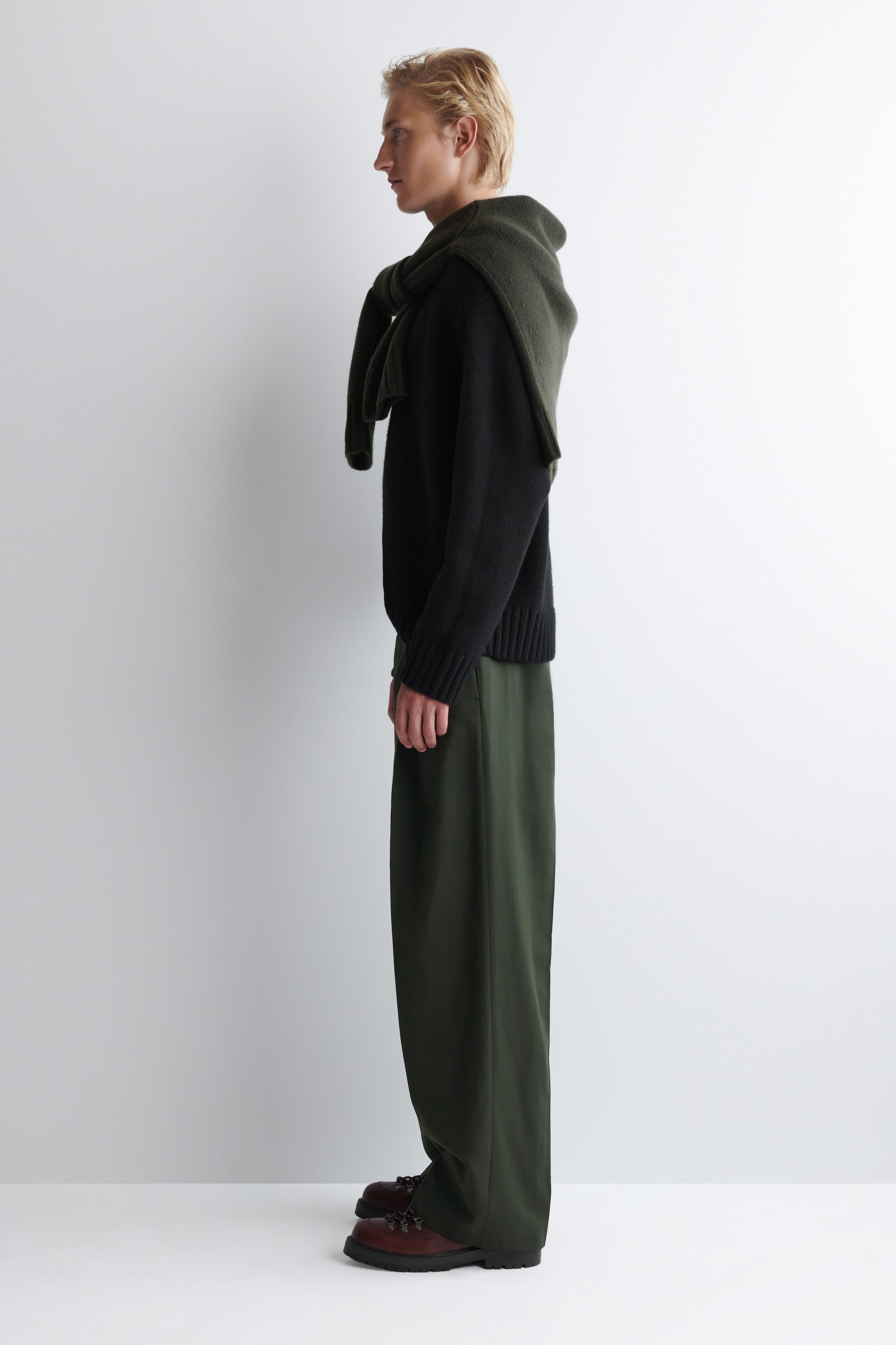 PLEATED WIDE-LEG PANTS