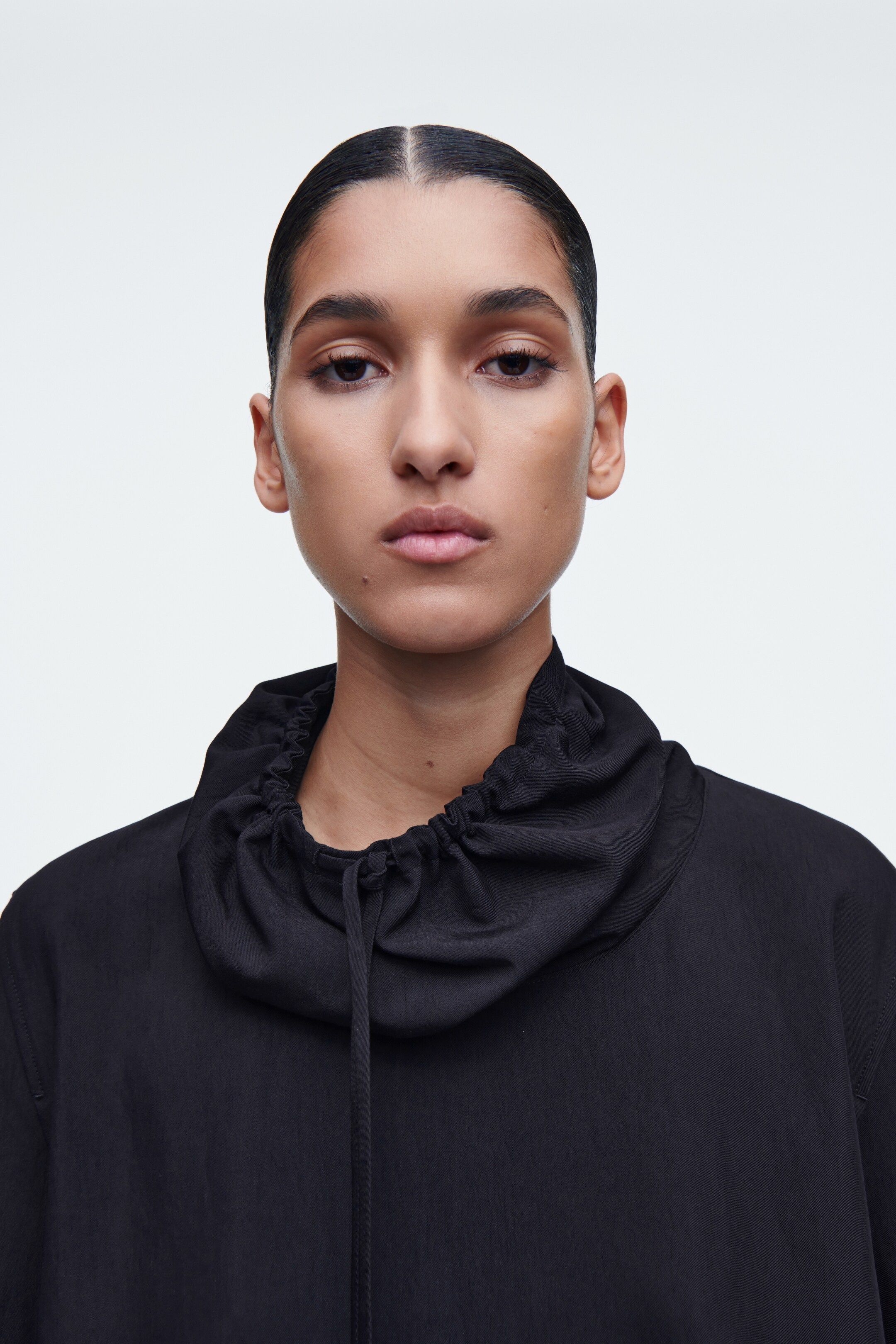 Zobrazit větší obrázek: TOP S VÝSTŘIHEM NA STAŽENÍ - TMAVĚ MODRÁ - ŽENY | H&M CZ 5