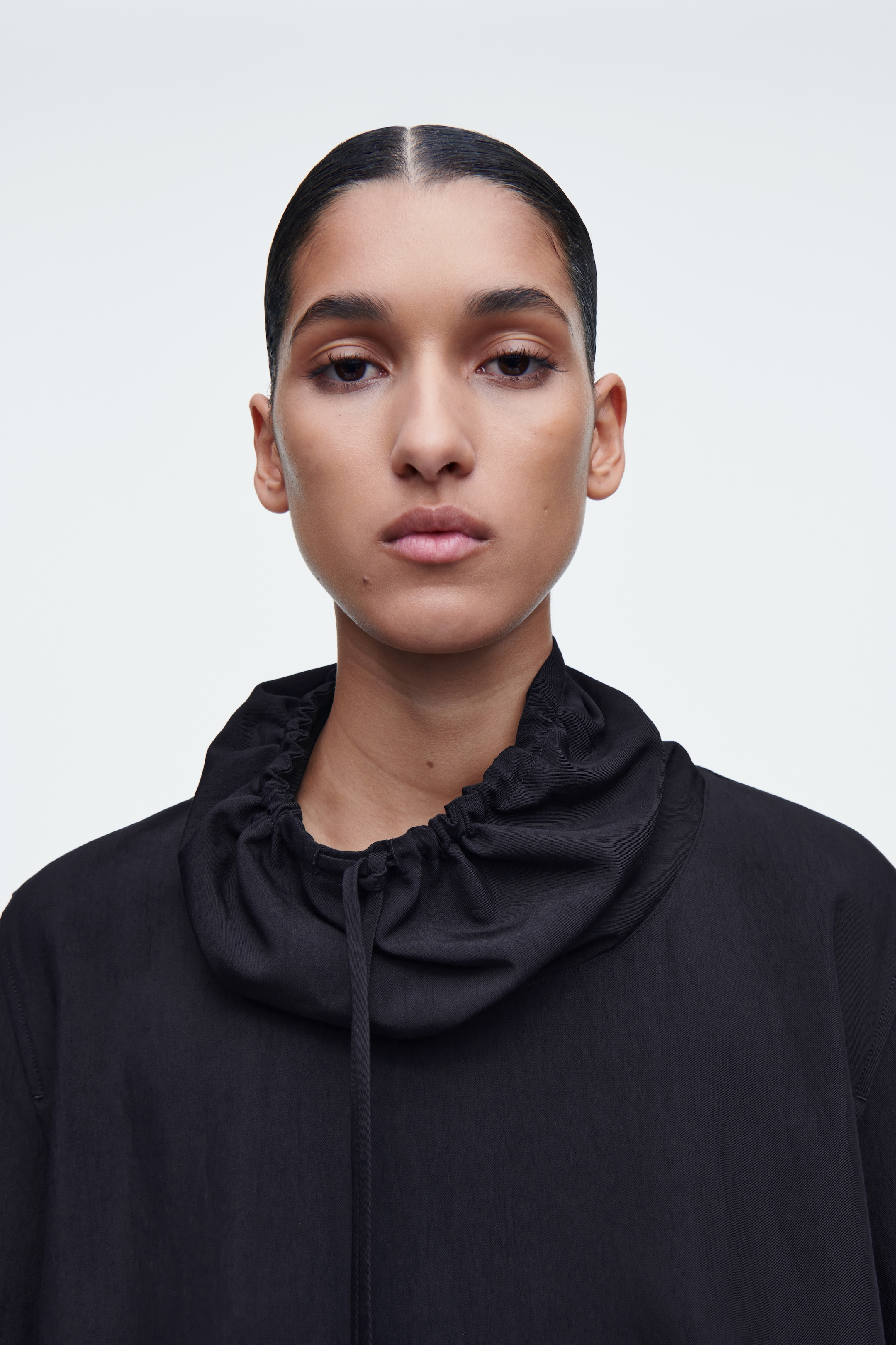 Visa större bild: TOPP MED DRAGSKO I KRAGEN - MARINBLÅ - DAM | H&M SE 6