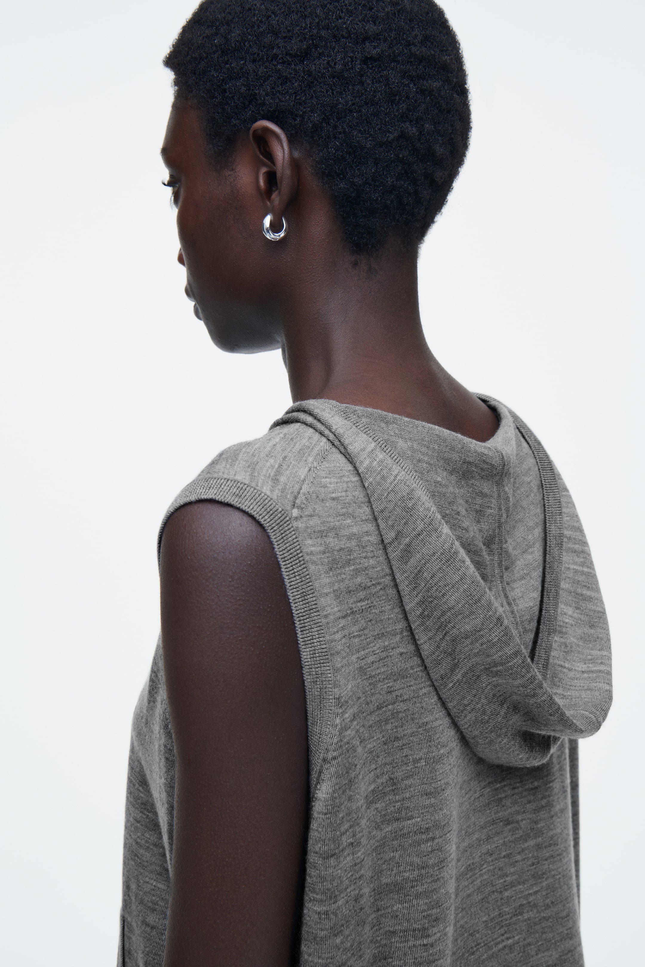 Visualizza immagine più grande: FELPA CON CAPPUCCIO SENZA MANICHE IN LANA MERINO - GRIGIO MÉLANGE - DONNA | H&M IT 3