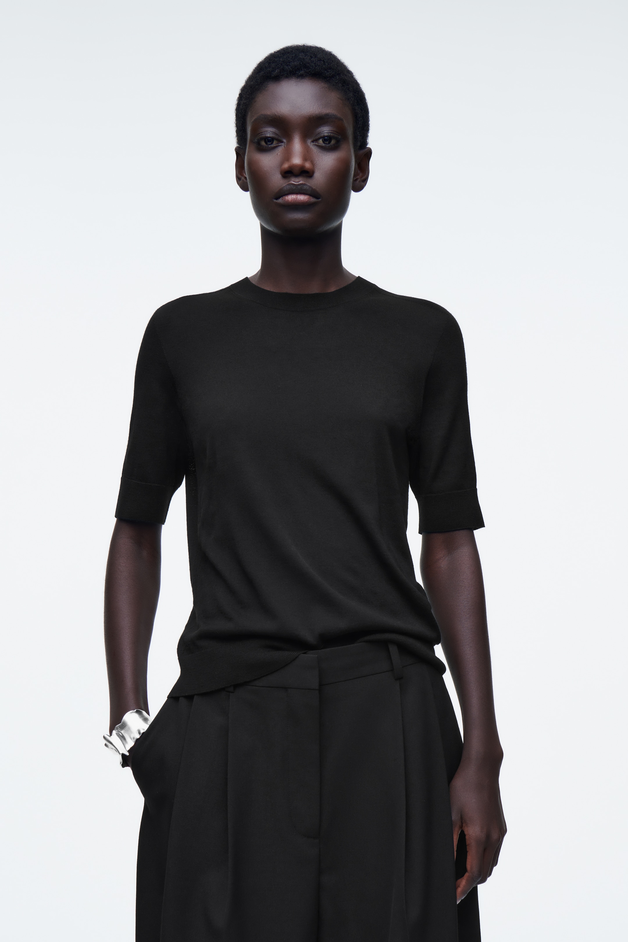 Größeres Bild ansehen: SCHMALES NAHTLOSES T-SHIRT AUS MERINOWOLLE - SCHWARZ - Ladies | H&M DE 1