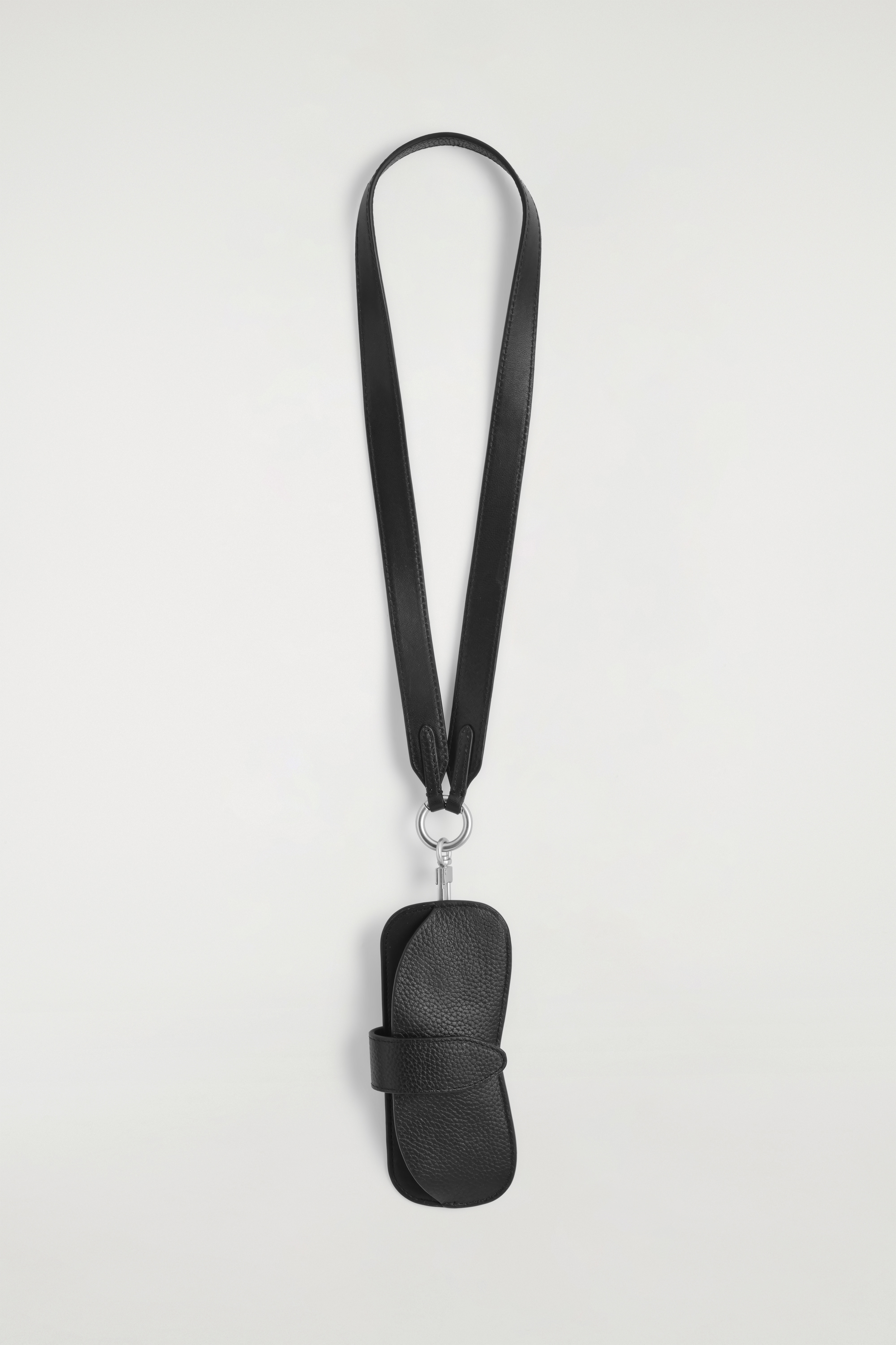 KOŽENÉ PUZDRO NA SLNEČNÉ OKULIARE S PRÍVESKOM - ČIERNA