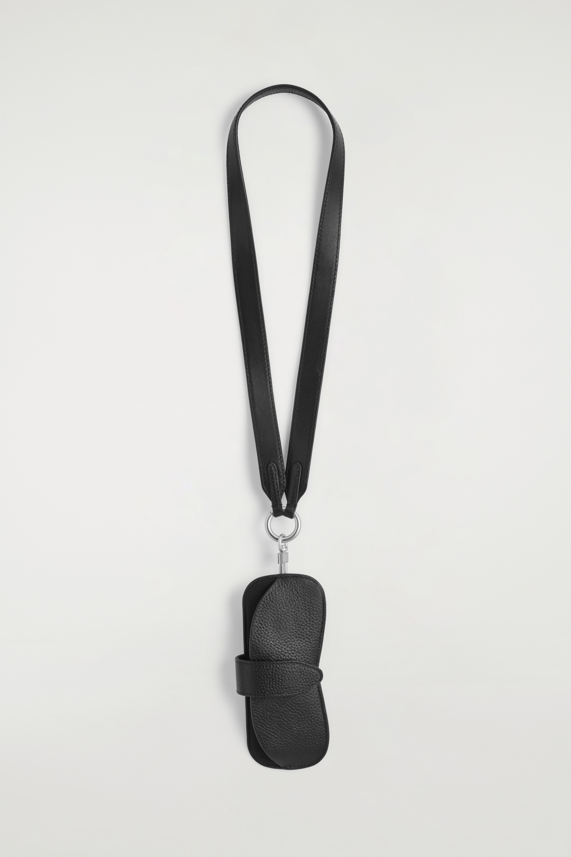 Grösseres Bild ansehen: SONNENBRILLENETUI AUS LEDER MIT TRAGEBAND - SCHWARZ - HERREN | H&M CH 2