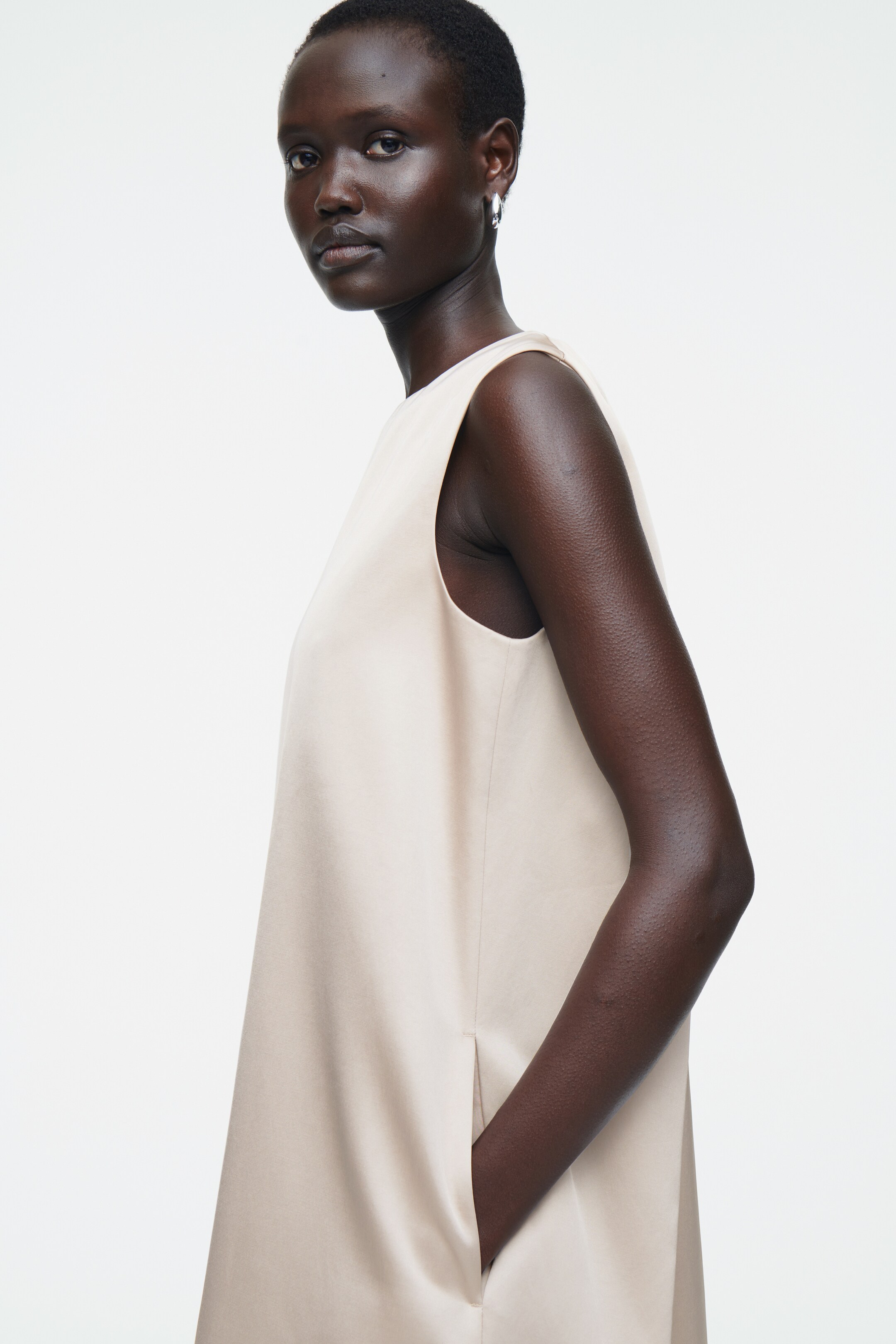 Agrandir l'image: ROBE COURTE SATINÉE À ENCOLURE NAGEUR - HUÎTRE - FEMME | H&M CH 5