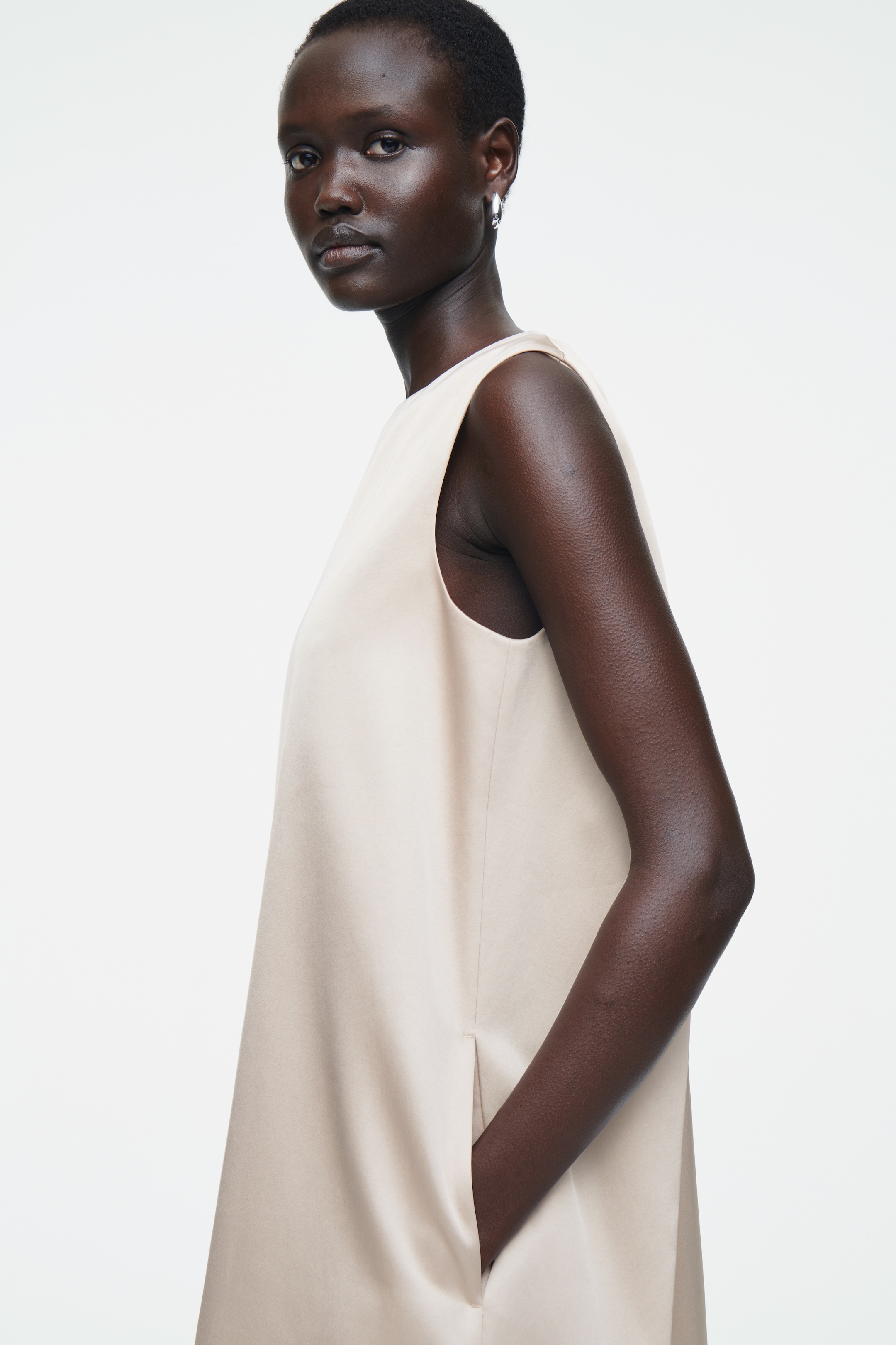 Grösseres Bild ansehen: MINIKLEID AUS SATIN MIT RACER-AUSSCHNITT - BEIGE - DAMEN | H&M CH 5
