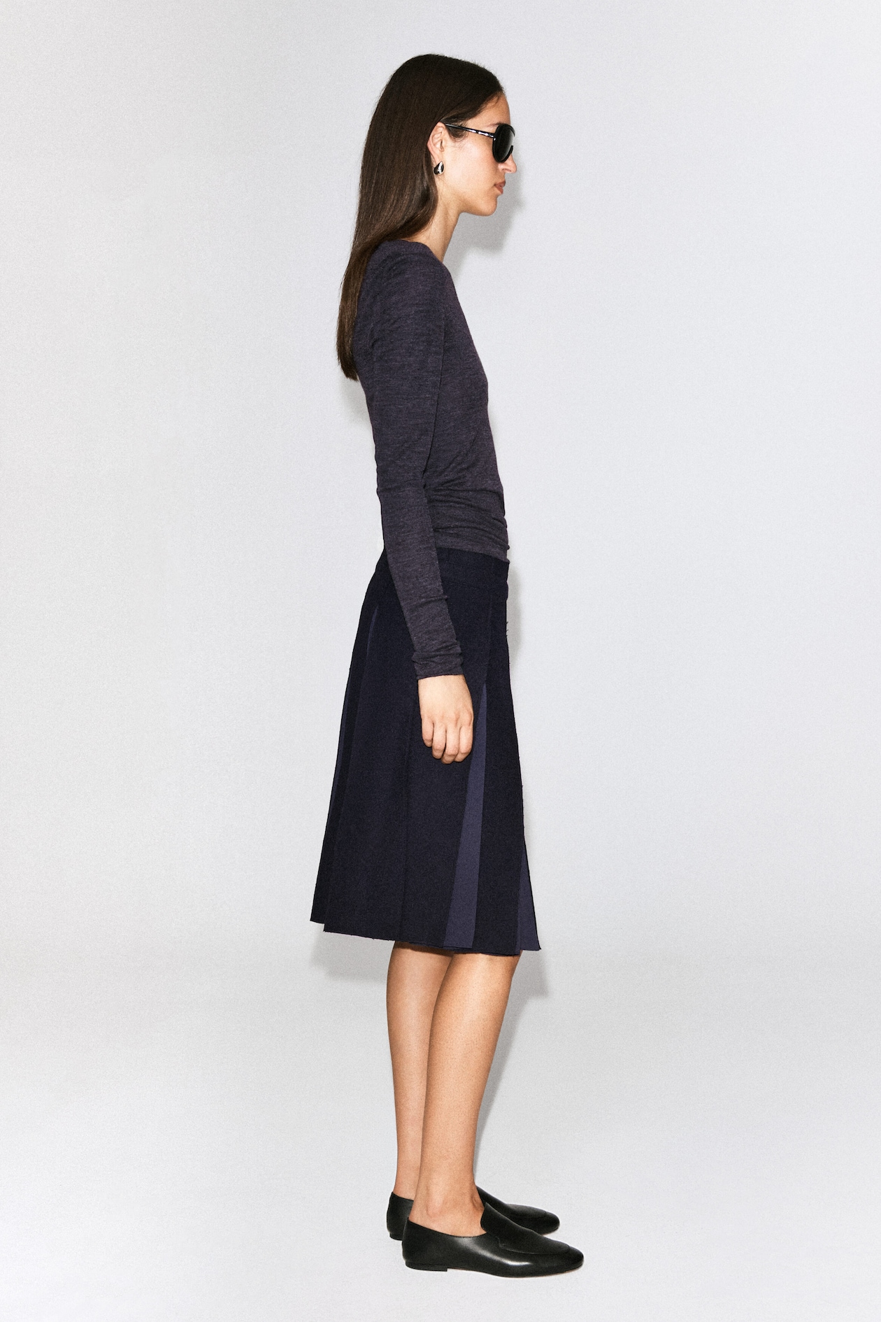 BELTED PLEATED WOOL-BLEND SKIRT — NAVY