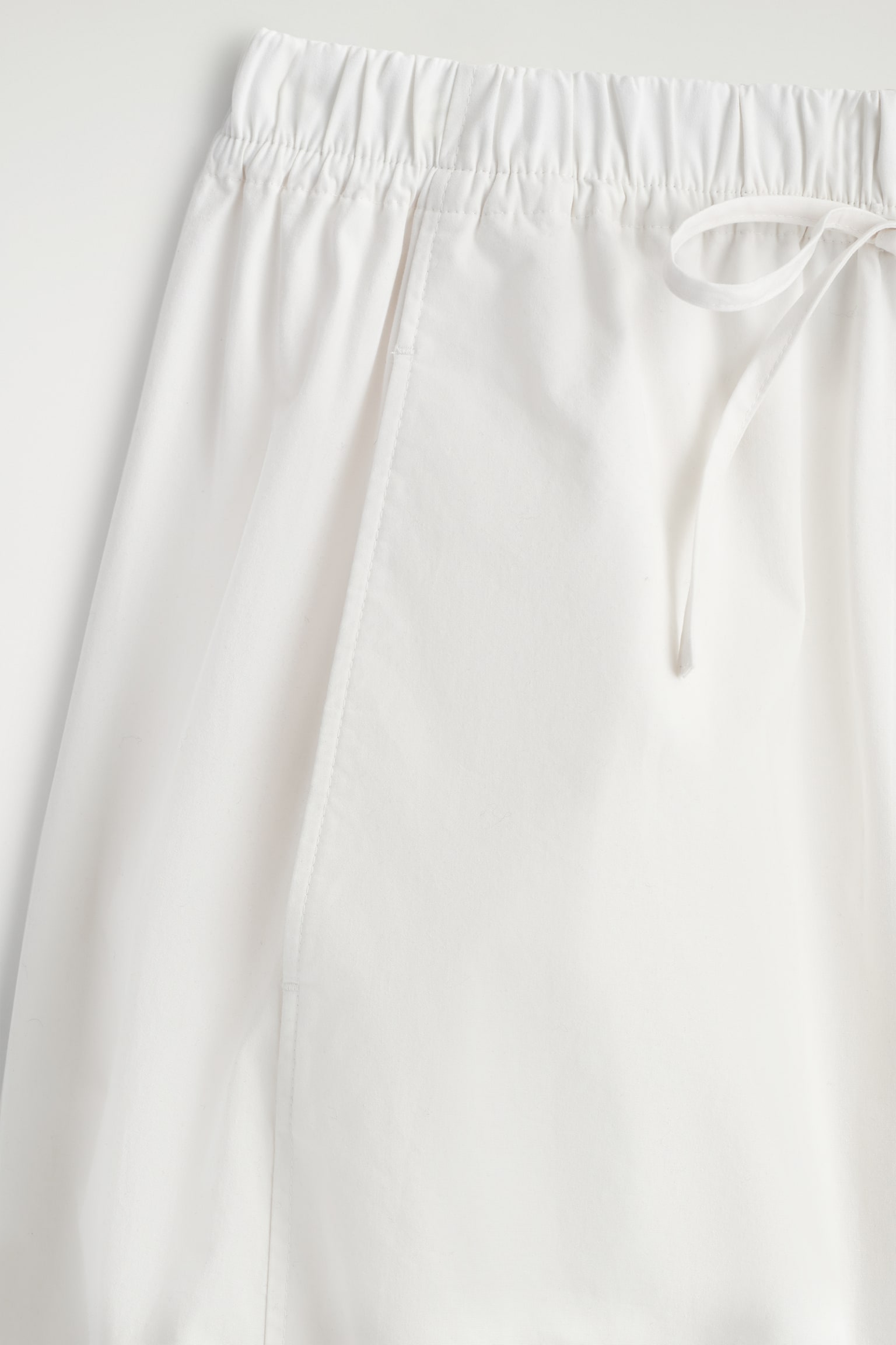 HOSE MIT BARREL-BEIN UND ELASTISCHEM BUND - WEISS/SCHWARZ/DUNKELBRAUN - 6