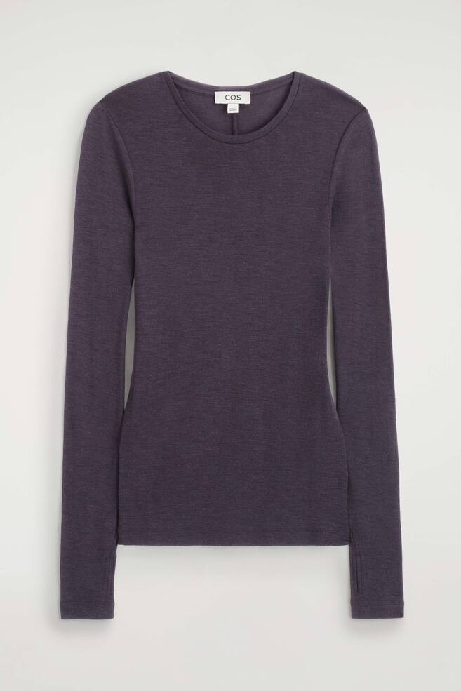 Den slanke top i merinould prÃ¦senteres i frontvendt visning og fremhÃ¦ver en rund crew neck, lange Ã¦rmer med tommelfingerhul i manchetterne og en tÃ¦tsiddende silhuet i en mÃ¸rk lilla meleret strik. - 1