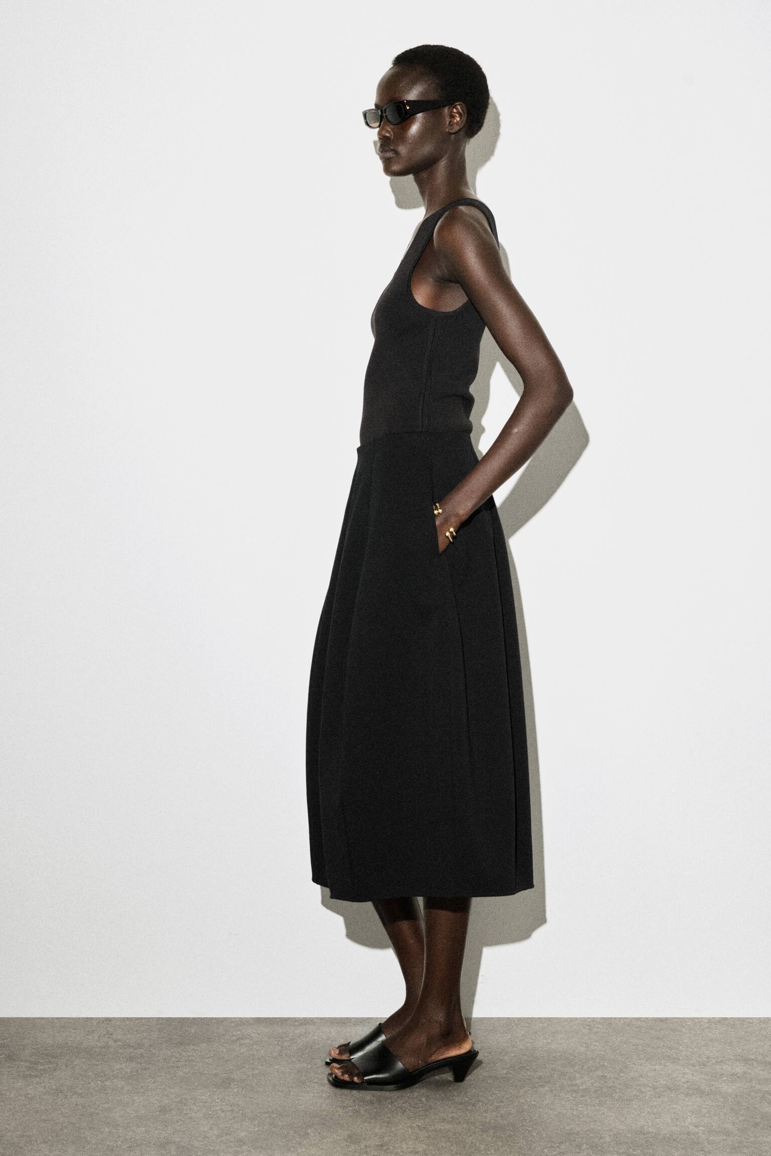 SOCHAŘSKÁ MIDI SUKNĚ Z ÚPLETU - ČERNÁ - 3