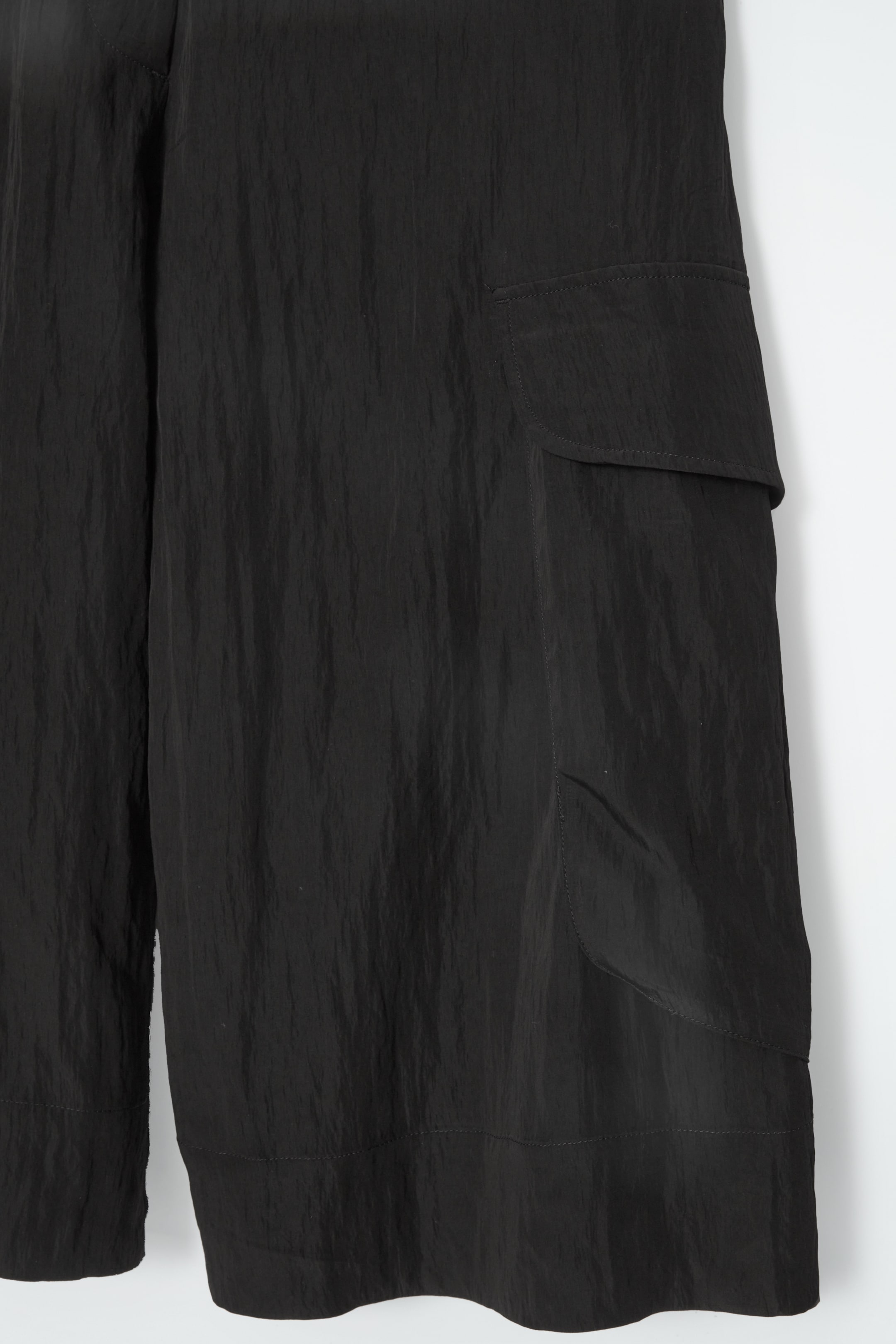 Grösseres Bild ansehen: LANGE CARGOSHORTS - SCHWARZ - DAMEN | H&M CH 3