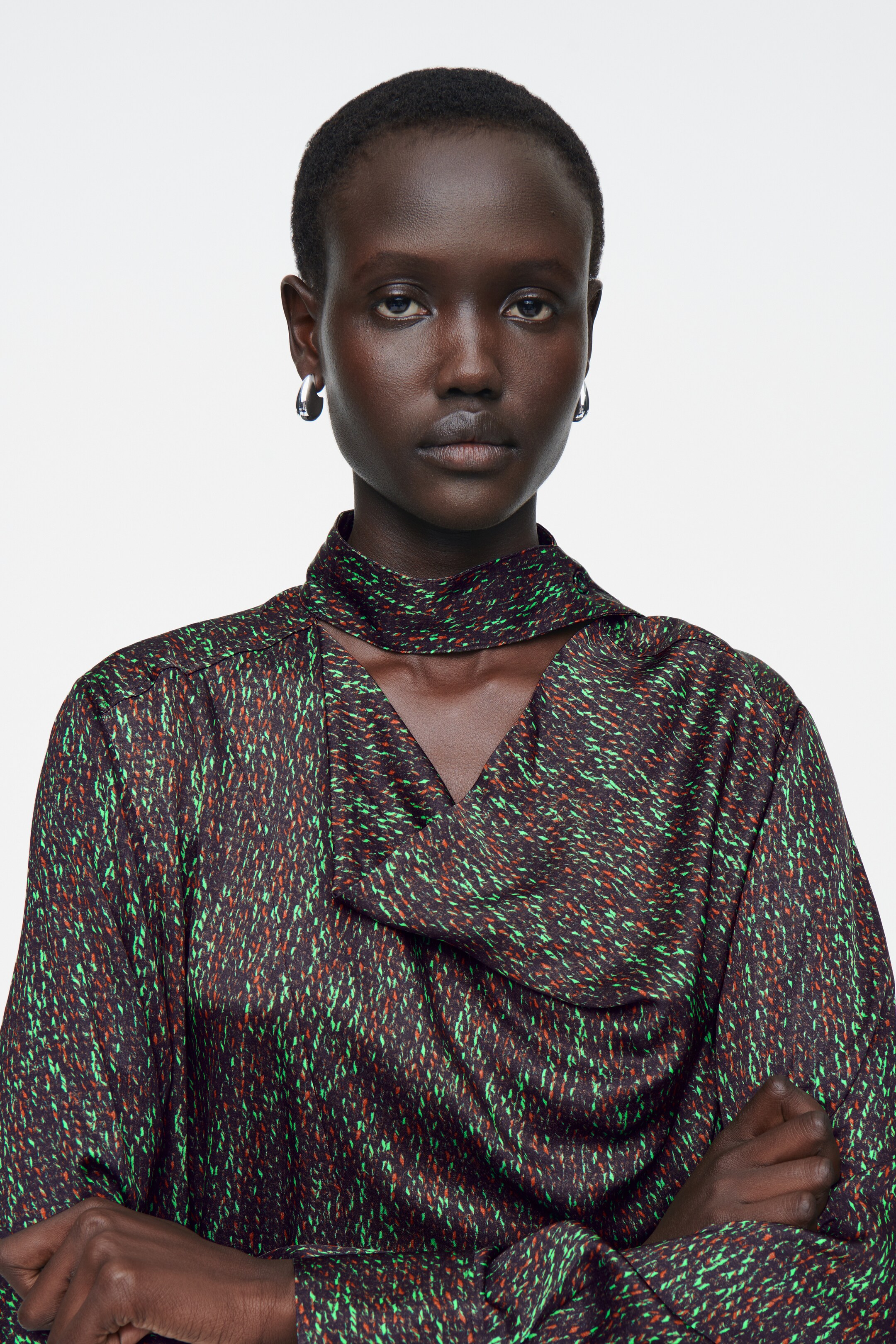 Grösseres Bild ansehen: BEDRUCKTES MIDIKLEID MIT SCHALDETAIL - HOUSE OF YES - DAMEN | H&M CH 2