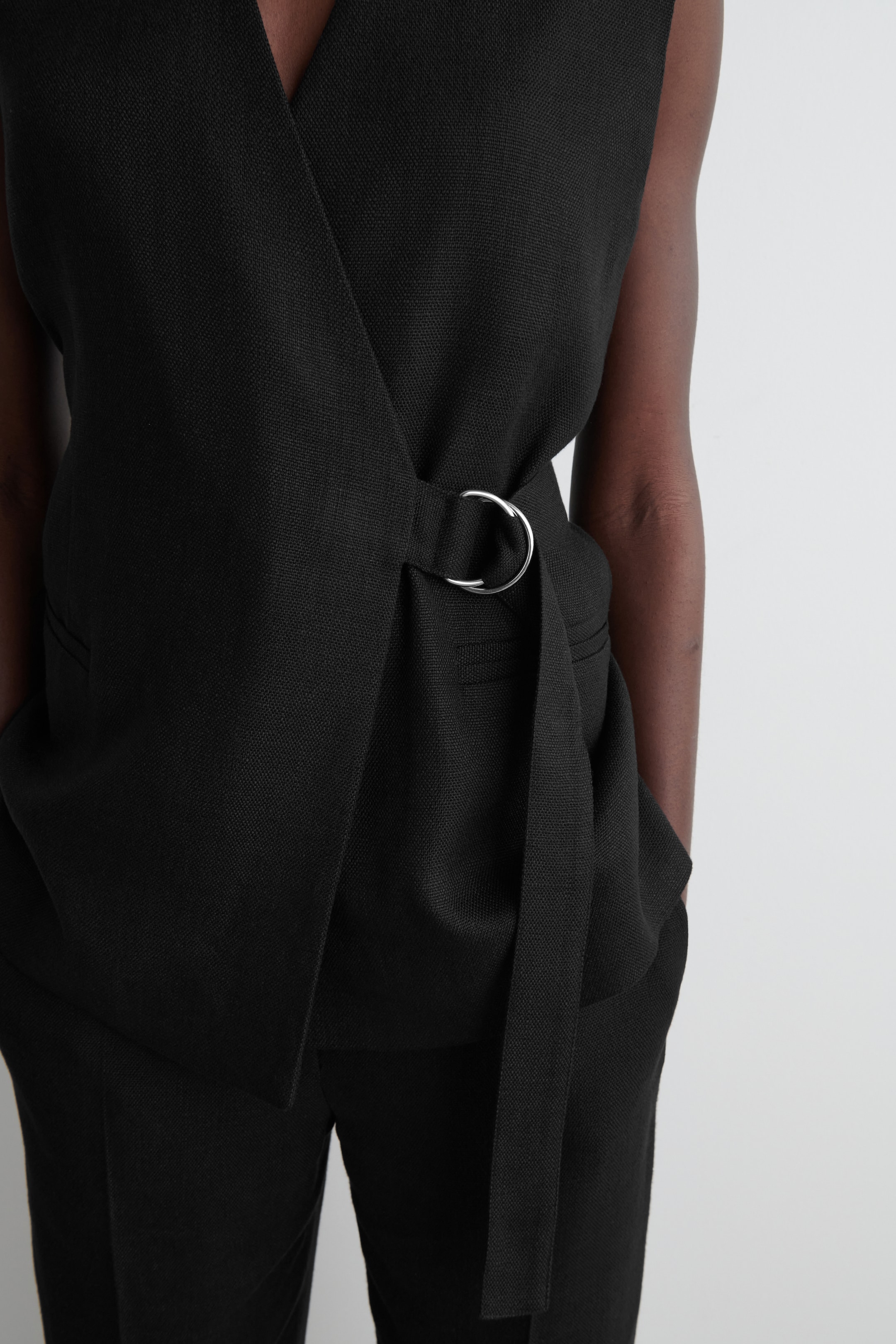 Visualizza immagine più grande: GILET A PORTAFOGLIO CON CINTURA - NERO - DONNA | H&M IT 3