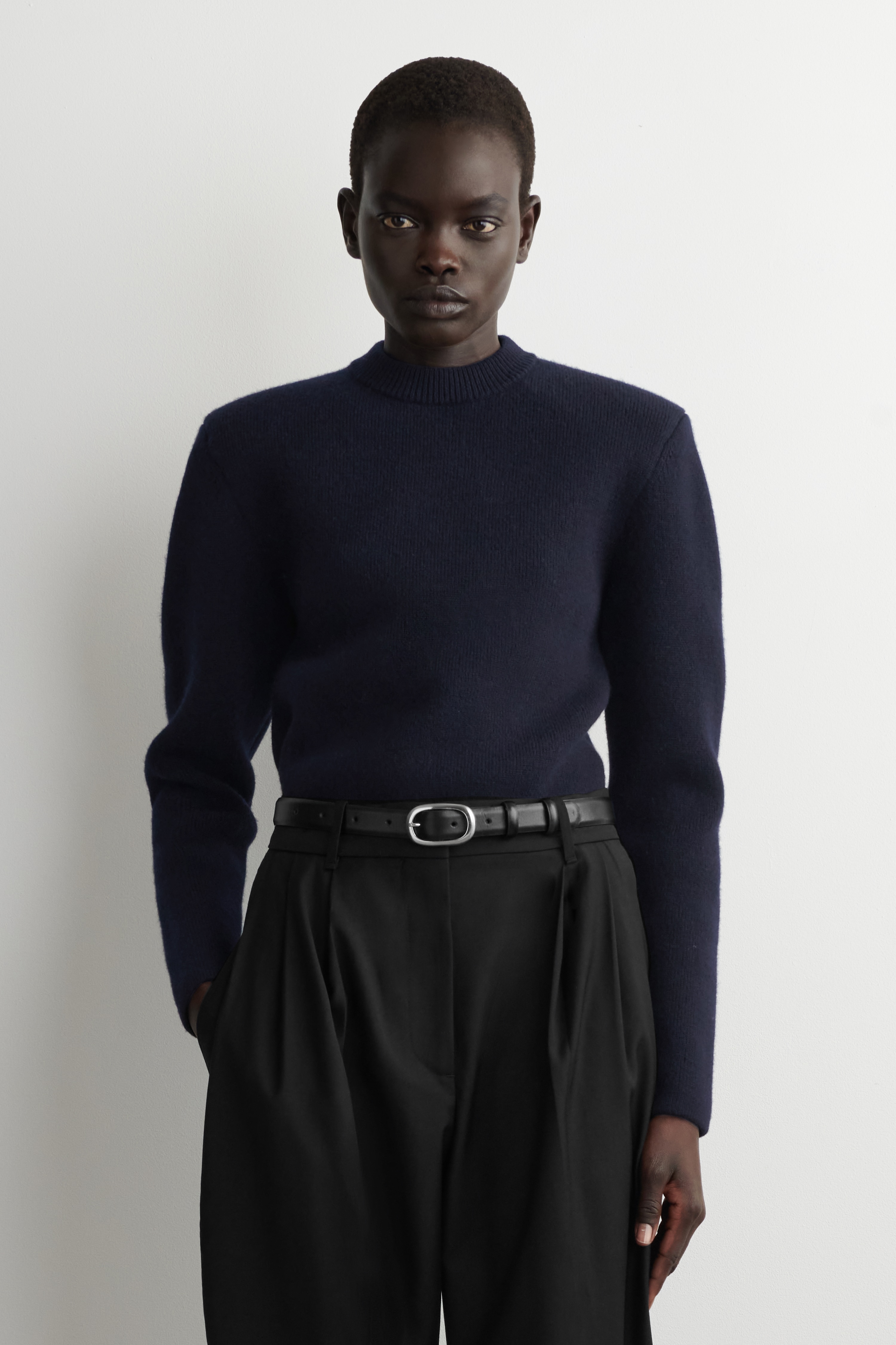 MAGLIONE IN LANA MERINO CON SPALLE STRUTTURATE - BLU NAVY/BEIGE