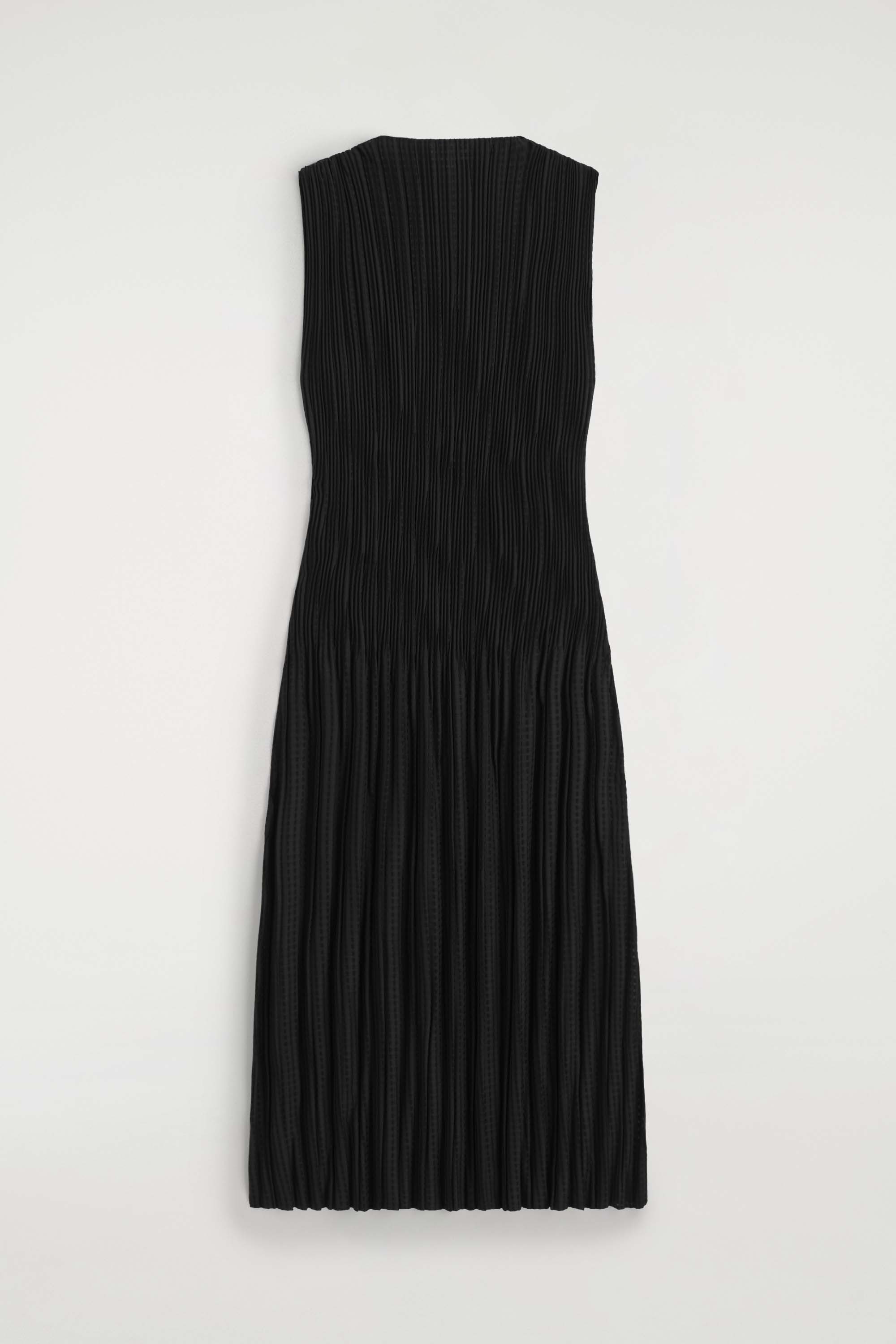Den plisserede jacquard maxikjole uden Ã¦rmer vises forfra og har en hÃ¸j mock neck, Ã¦rmelÃ¸se skuldre og en lige silhuet. Det sorte stof har en fin, lodret plisseret struktur, der gÃ¥r ned til lÃ¦ggen.