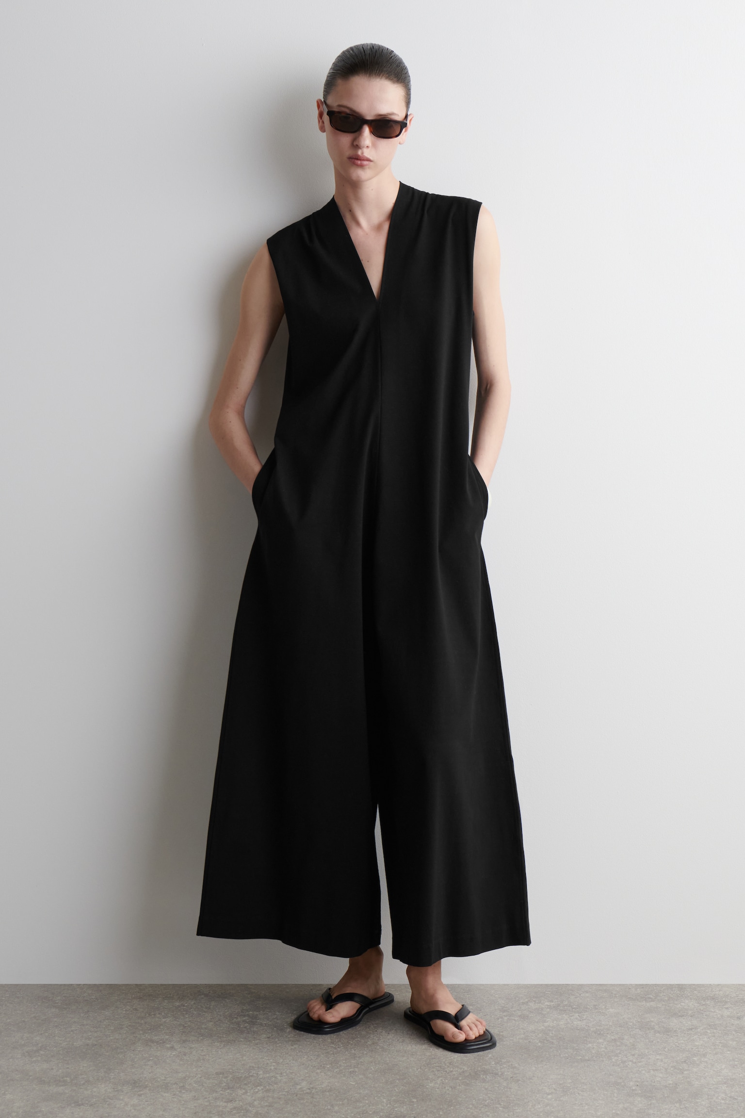 TUTA IN JERSEY CON SCOLLO A V - NERO