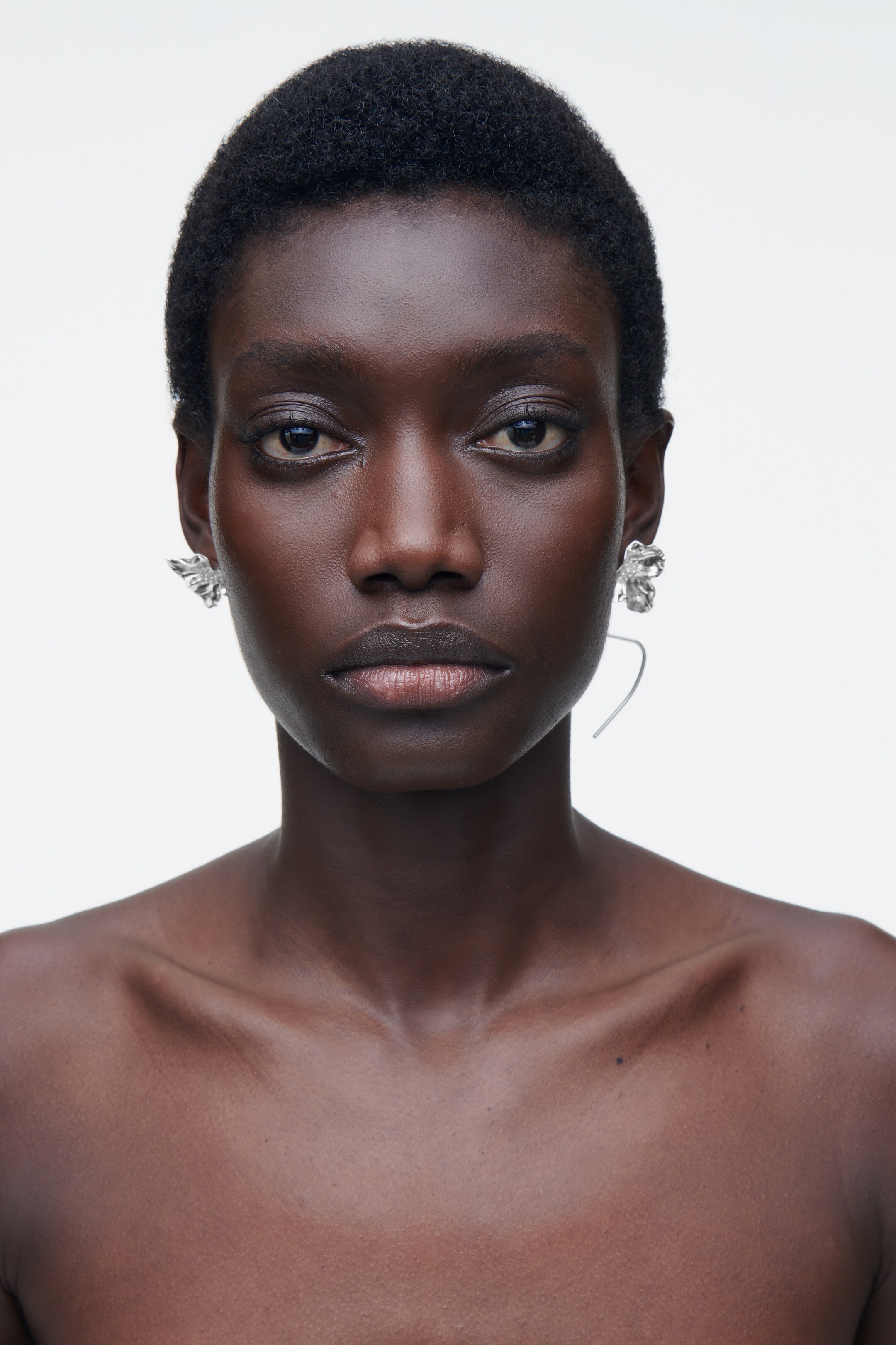 Ver imagen más grande: PENDIENTES ASIMÉTRICOS DE FLOR - PLATEADO - MUJER | H&M ES 1