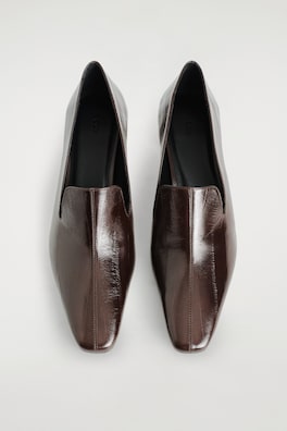 ANGULAR LEATHER HEELED LOAFERS — BROWN / EEL EFFECT 1