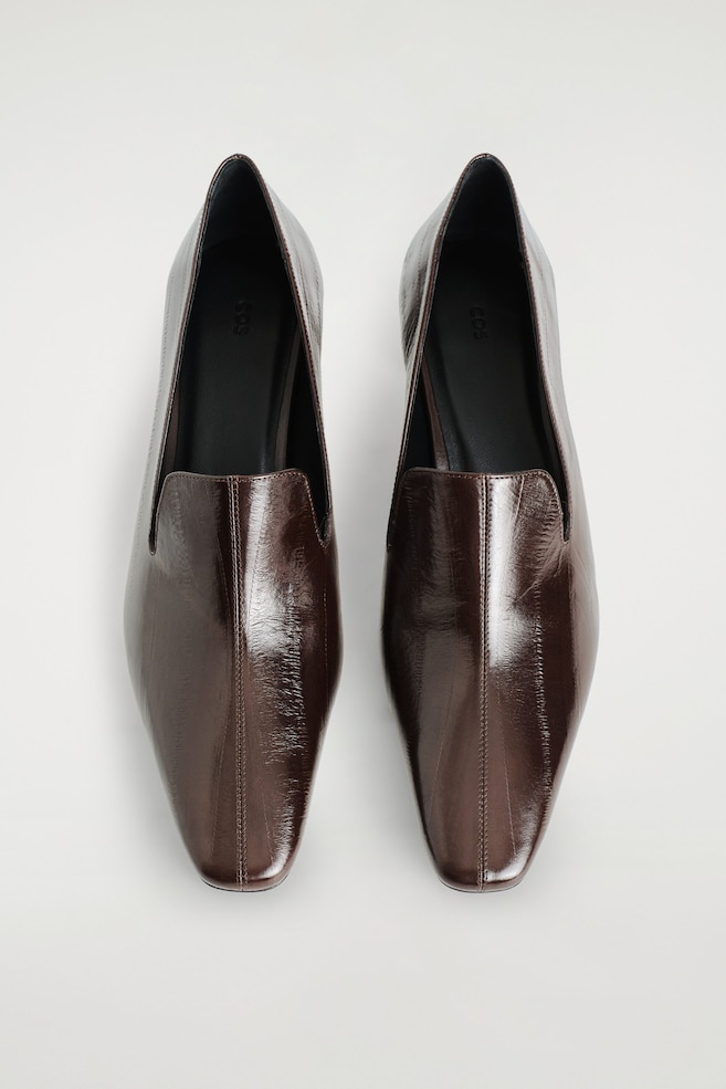 ANGULAR LEATHER HEELED LOAFERS — BROWN / EEL EFFECT