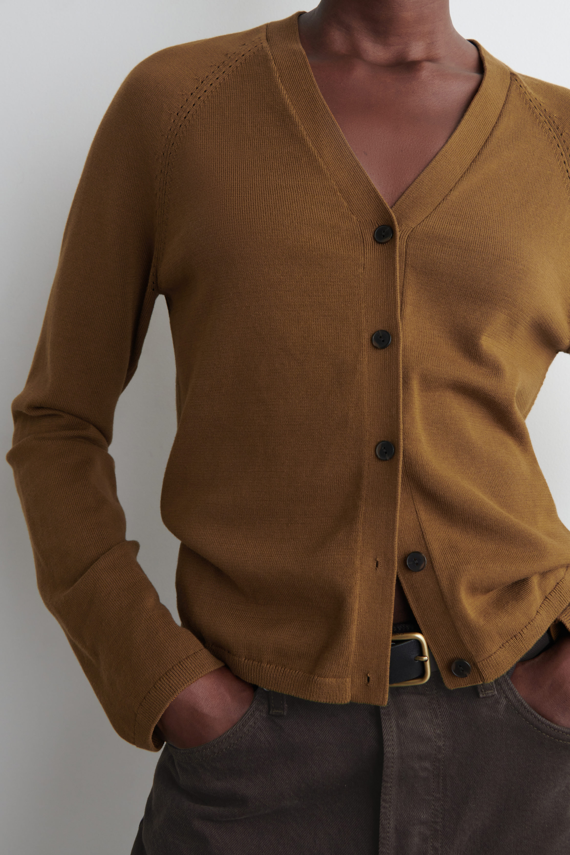 トップス COTTON V-NECK KNIT CARDIGAN-BOLD KNITTED COTTON V-NECK CARDIGAN - BROWN | COS