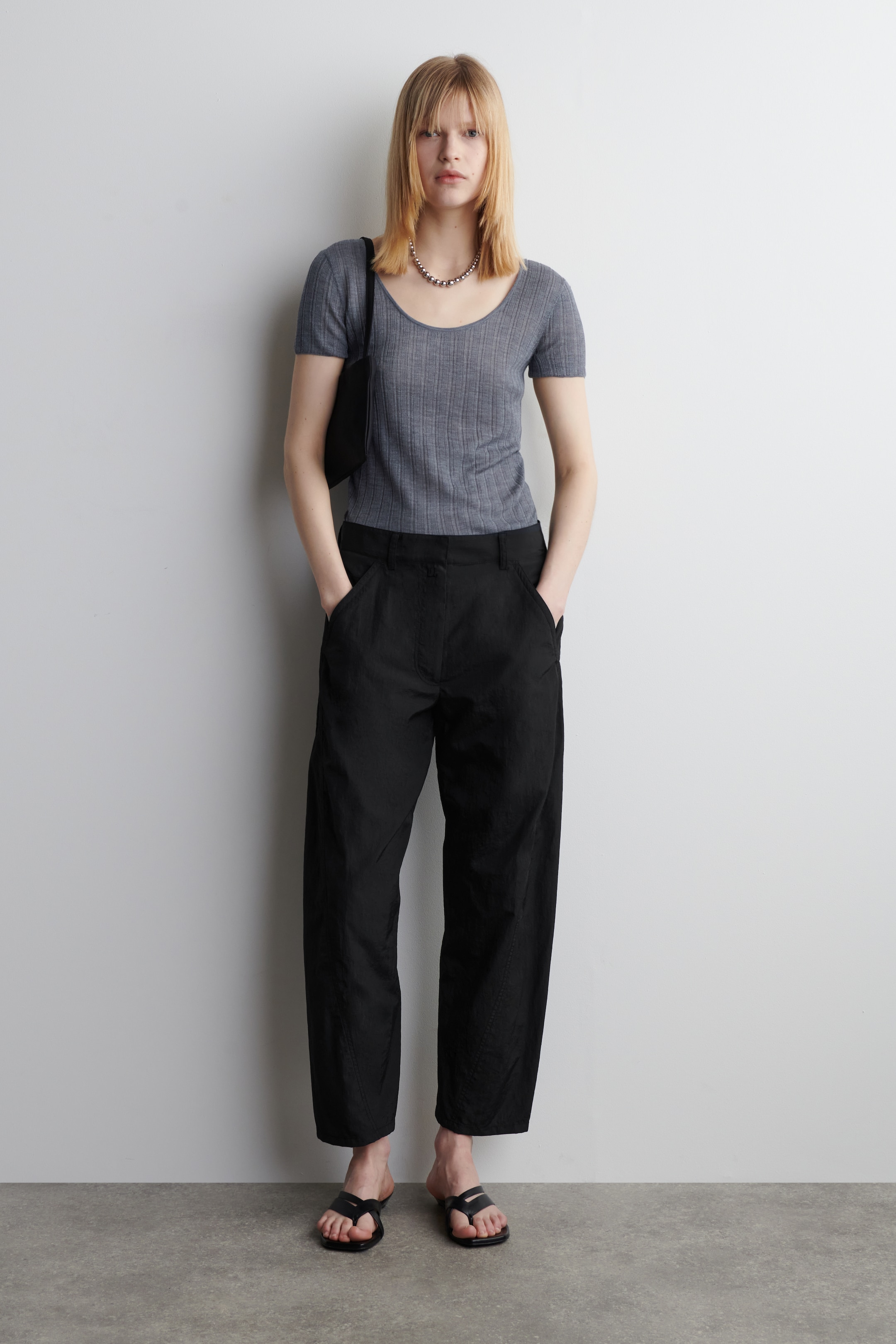 Größeres Bild anzeigen: RIPPSTRICK-T-SHIRT AUS SEIDE - HELLGRAU MELIERT - Ladies | H&M AT 2