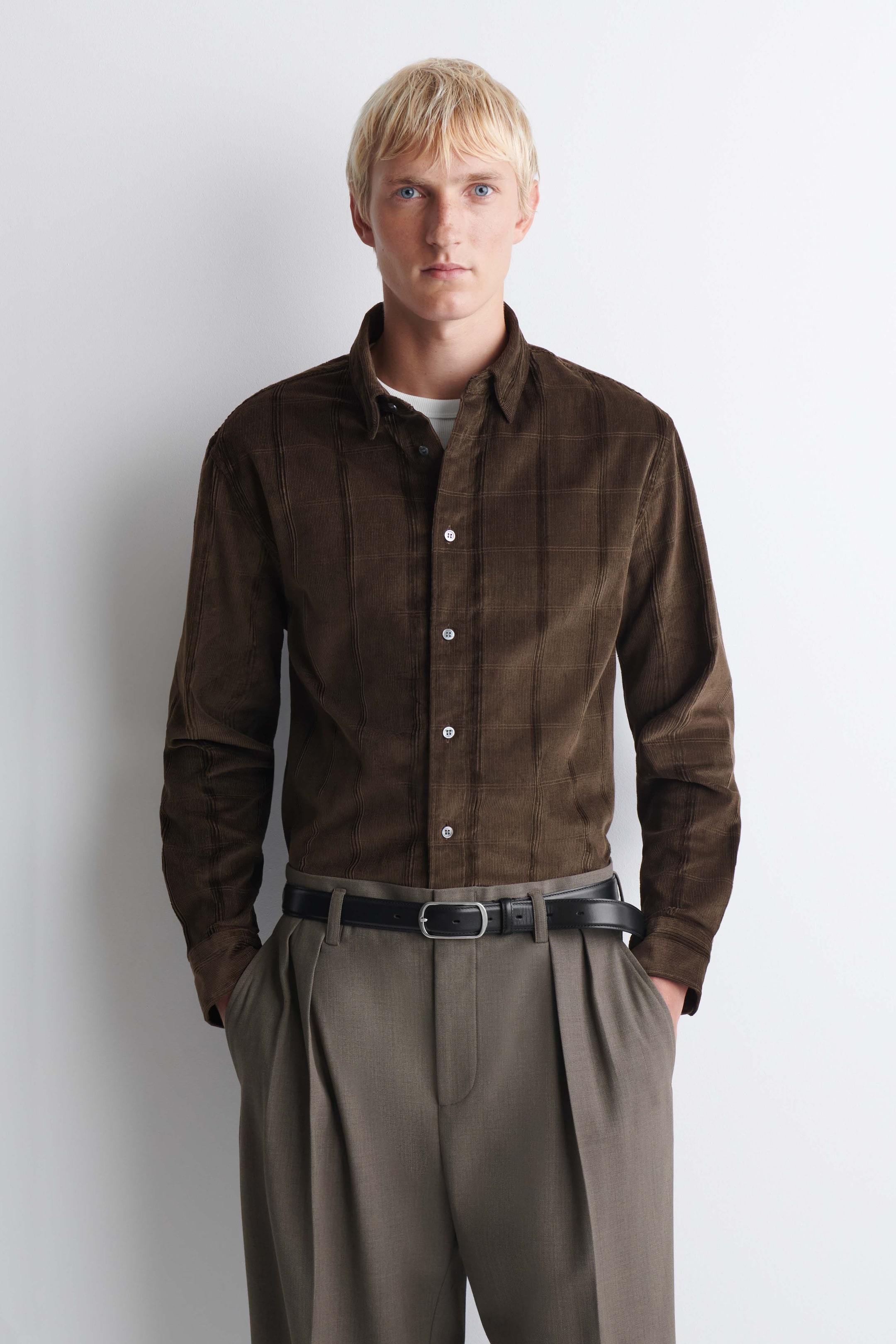 Größeres Bild anzeigen: LOCKERES CORDHEMD - SCHOKOLADENBRAUN/KARIERT - Men | H&M AT 1