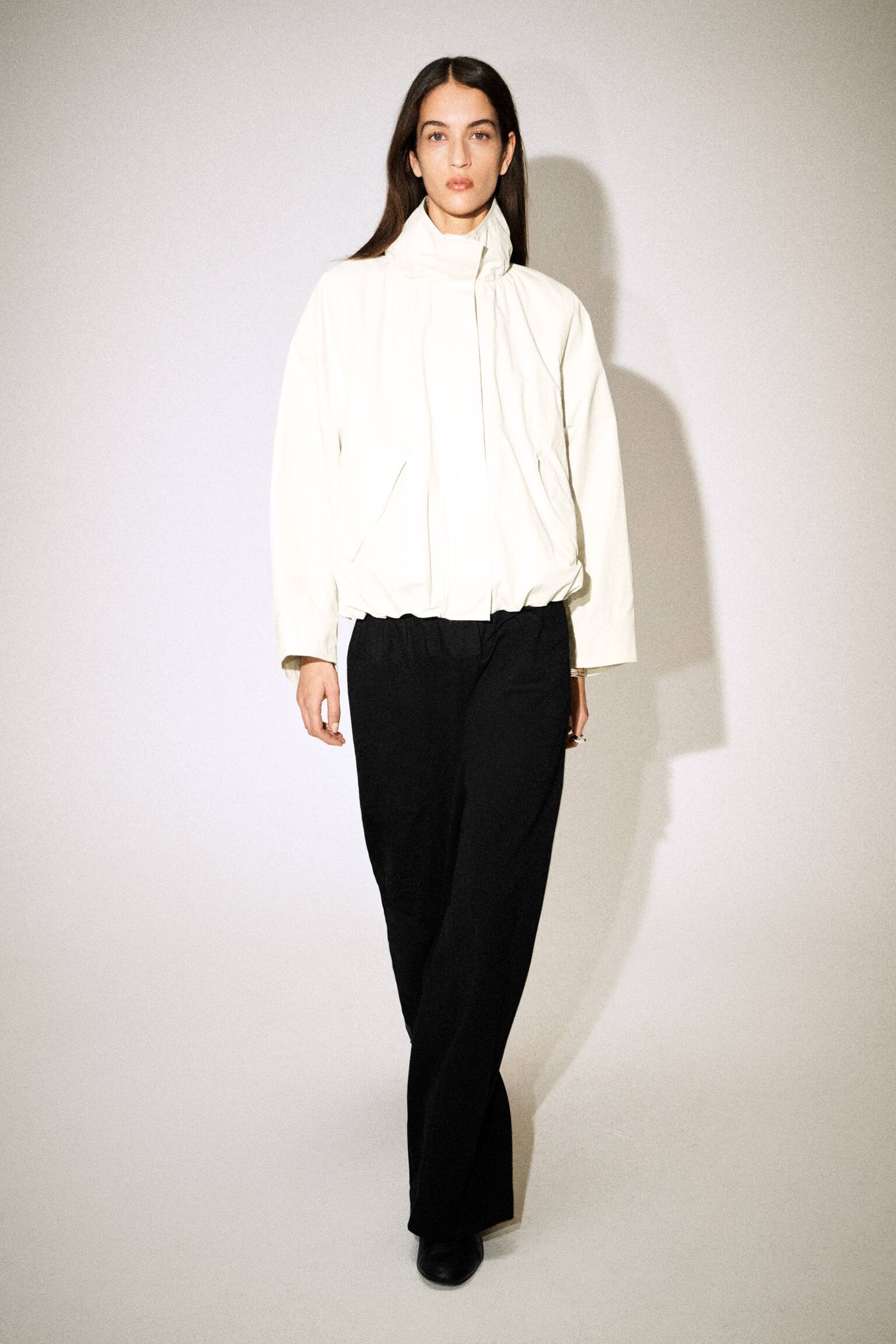 CHAQUETA DE NAILON CON CUELLO ALTO - CREMA/BEIGE - 3