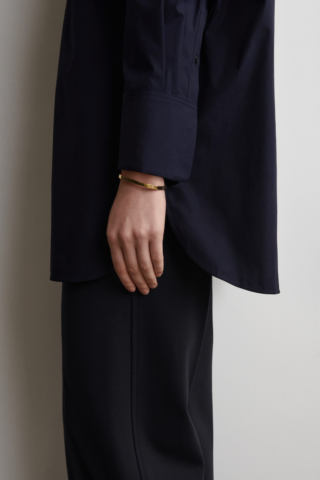 CURVED RECTANGULAR BANGLE — GOLD