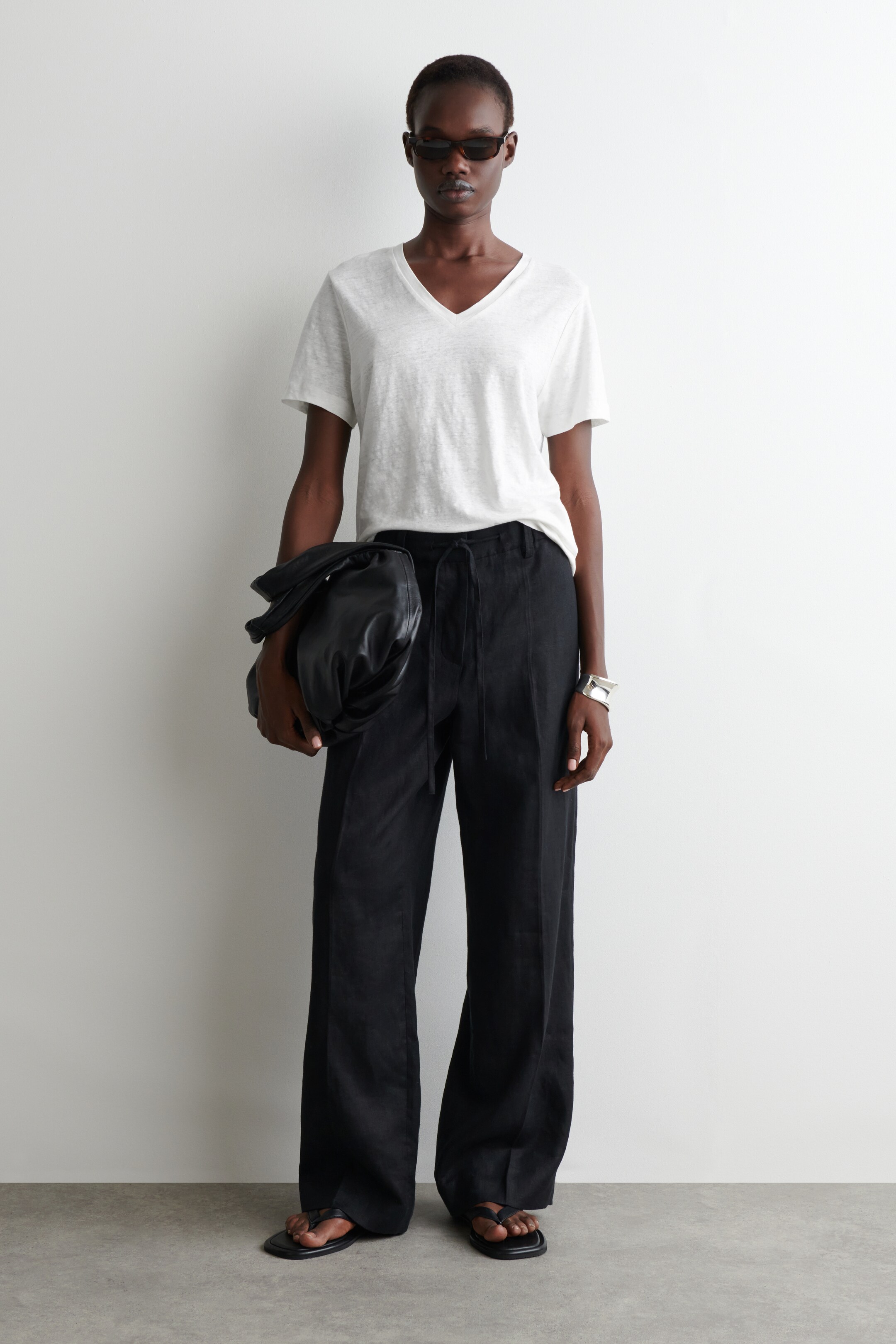 Agrandir l'image: T-SHIRT LIN COL V - BLANC - FEMME | H&M FR 2